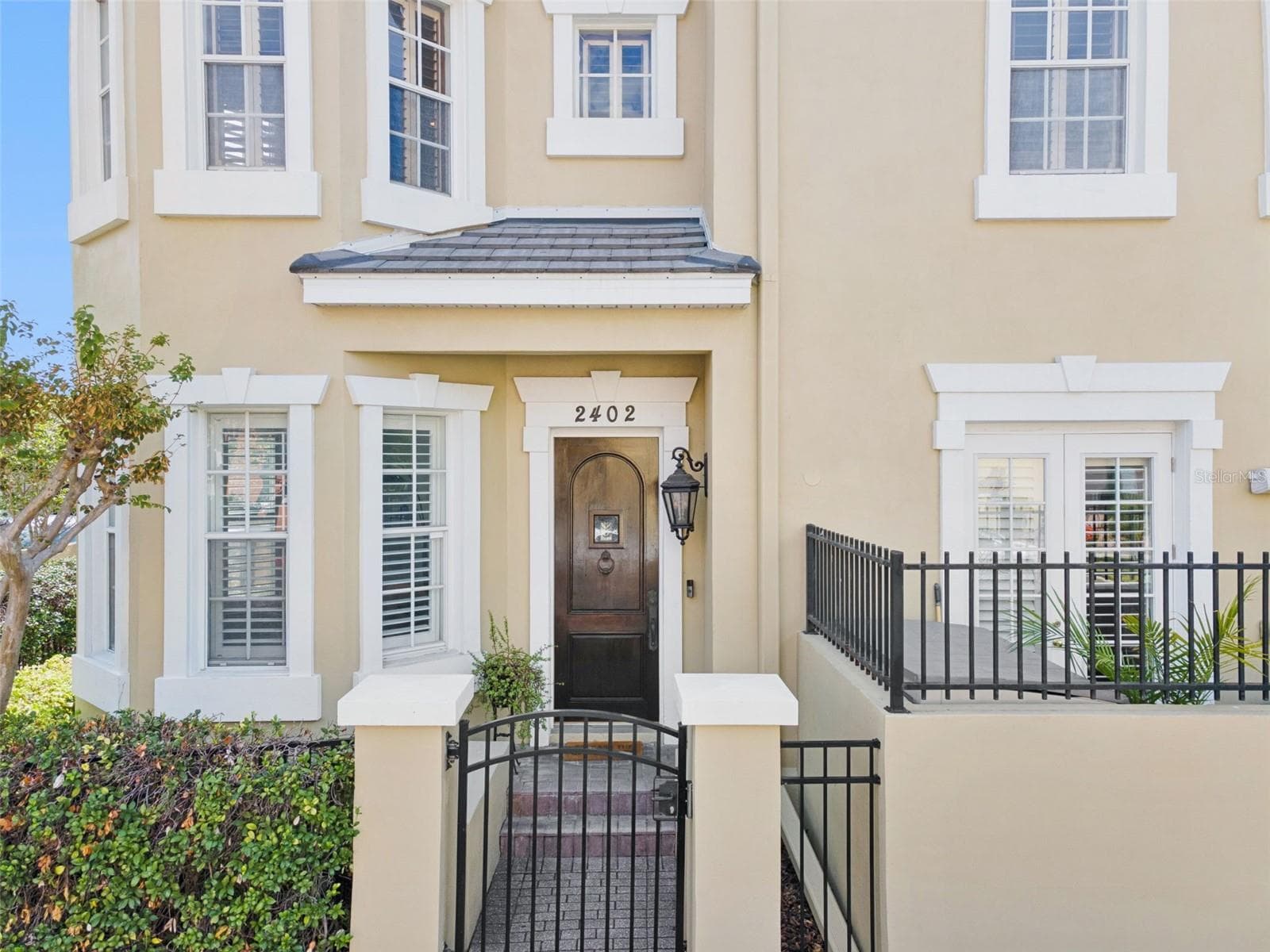 2402 Victoria Gardens Ln photo 3