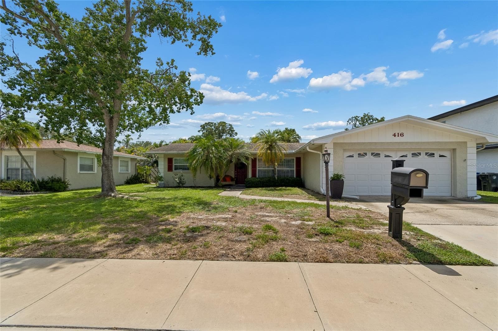 416 Maplewood Dr photo 3