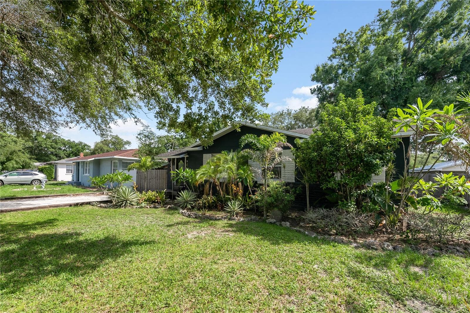 1010 W Berry Ave photo 3