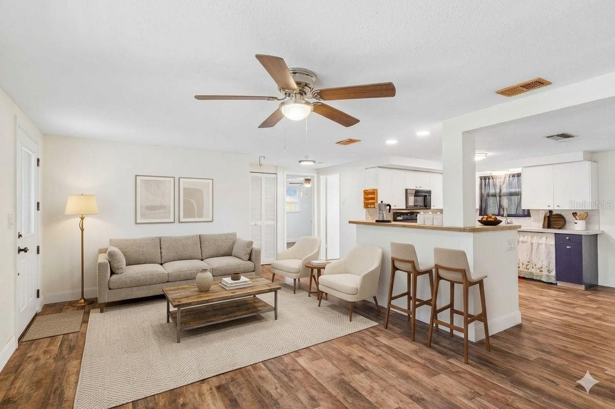 1056 Tamarac Dr photo 2