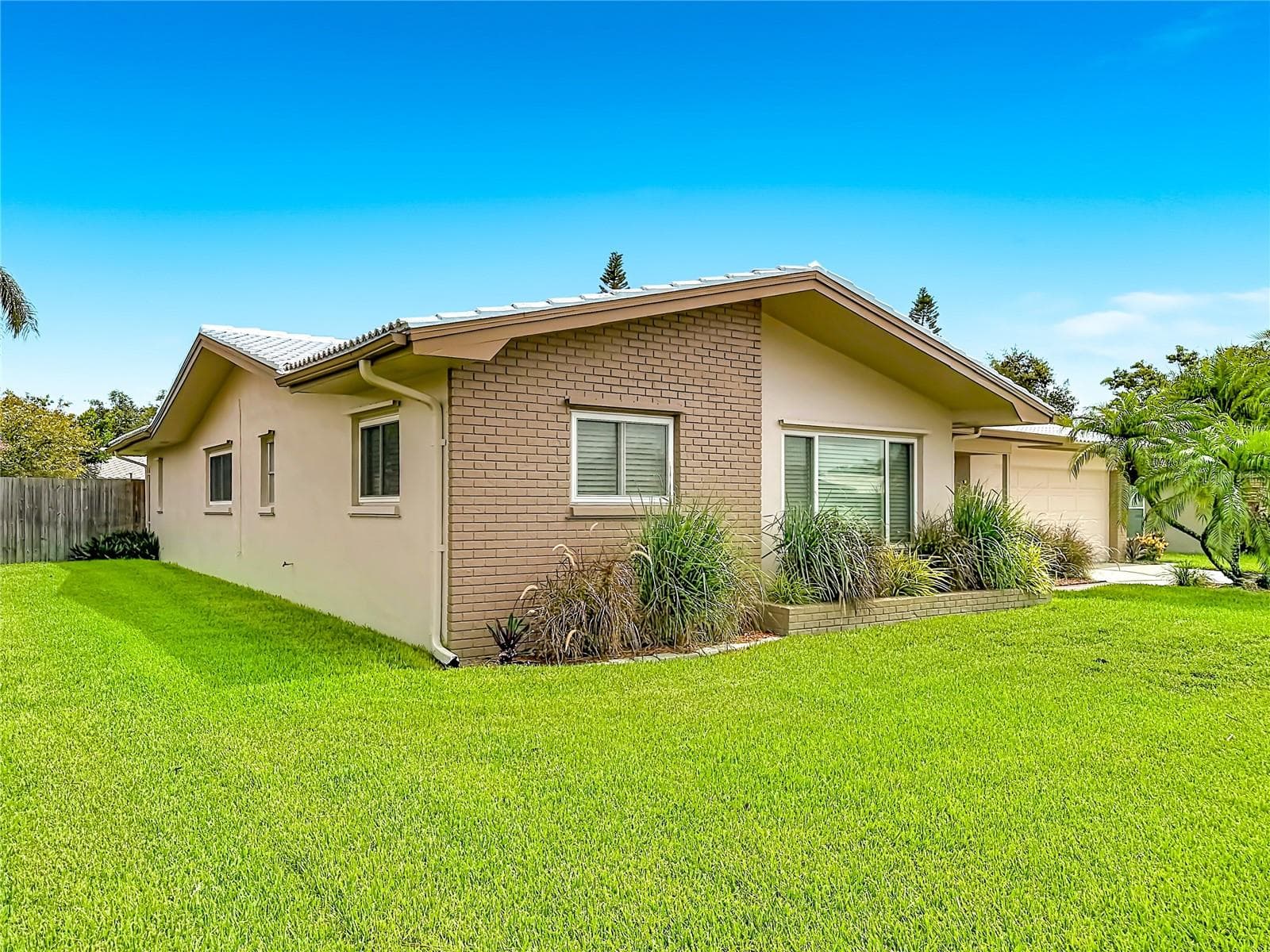 2178 Waterside Dr photo 3