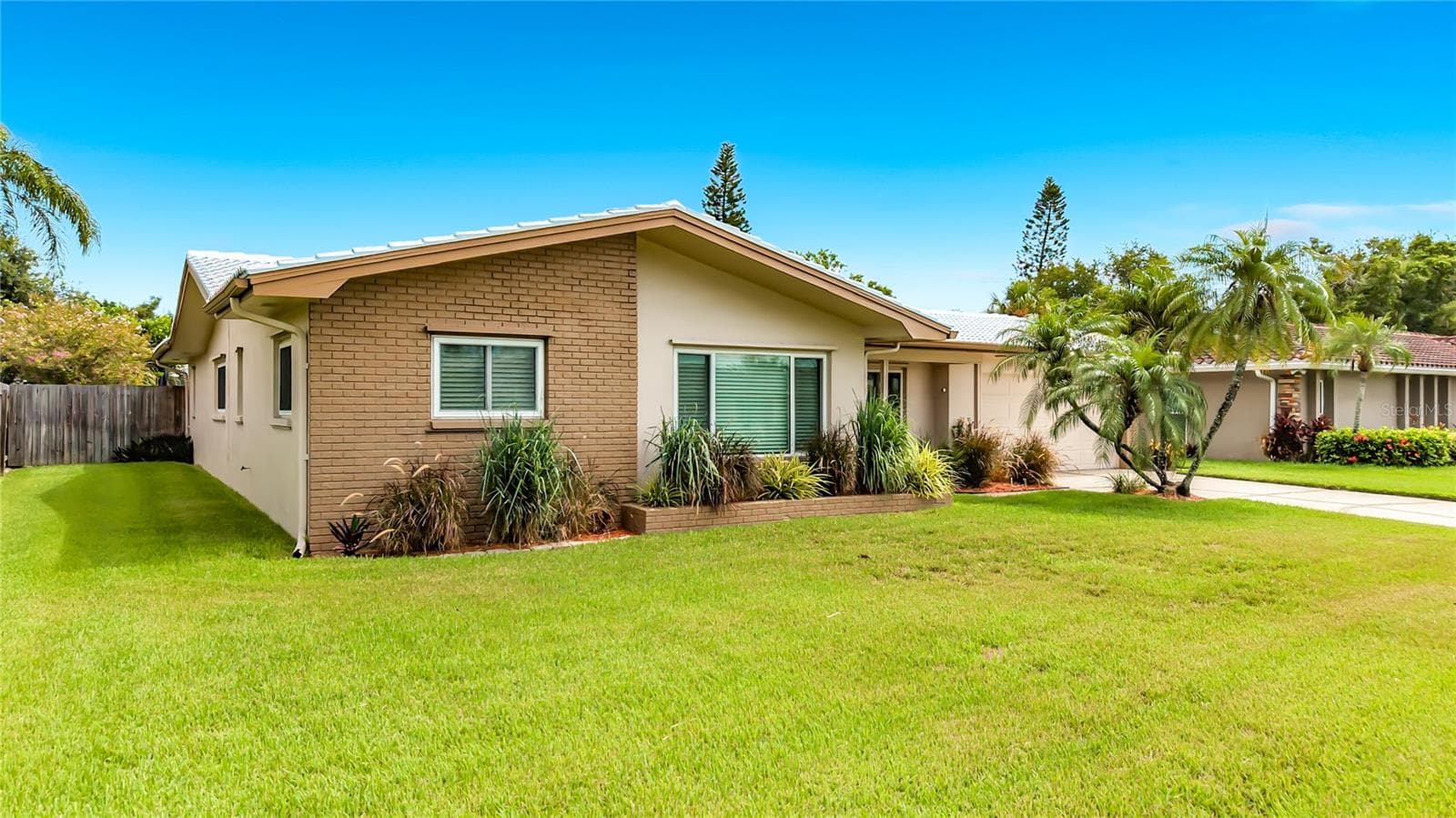 2178 Waterside Dr photo 4
