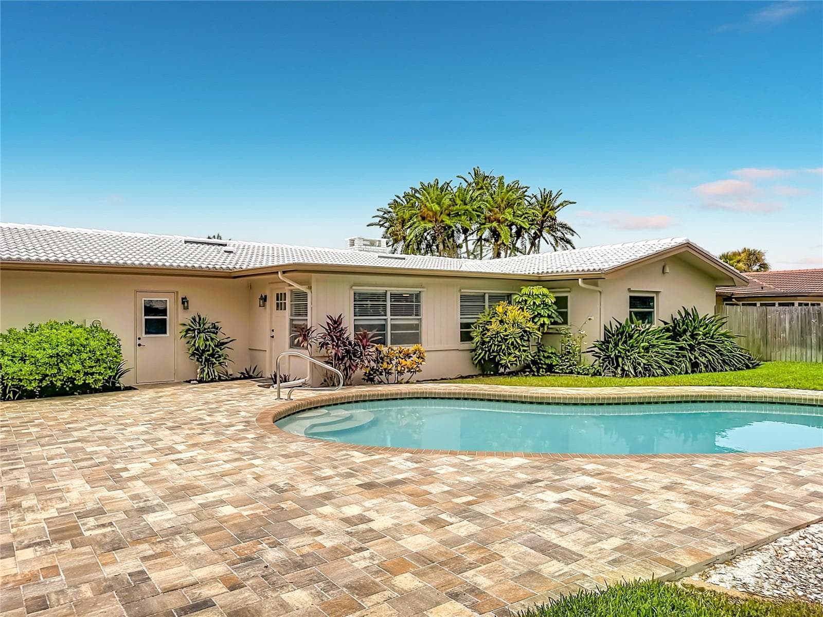 2178 Waterside Dr photo 5