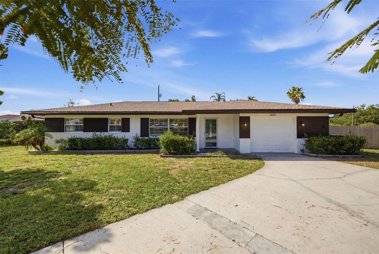 2051 Magnolia Dr photo 2