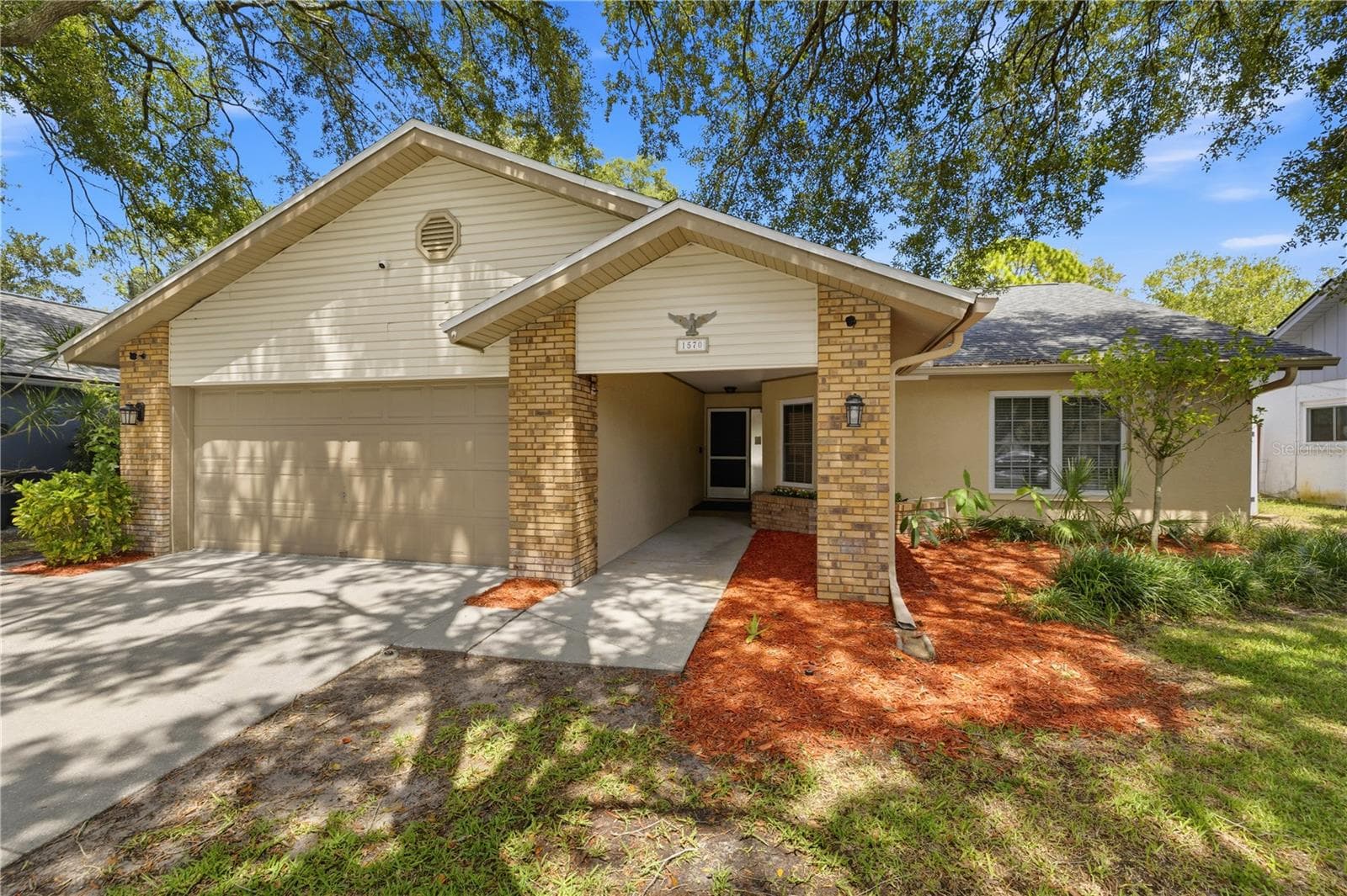 1570 Club Dr photo 2
