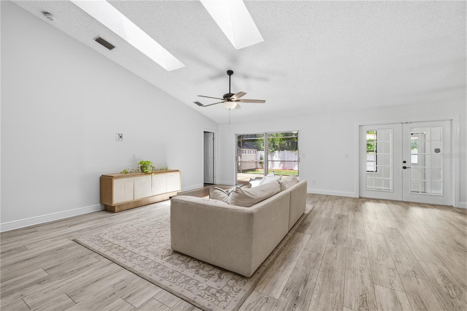 1570 Club Dr photo 3