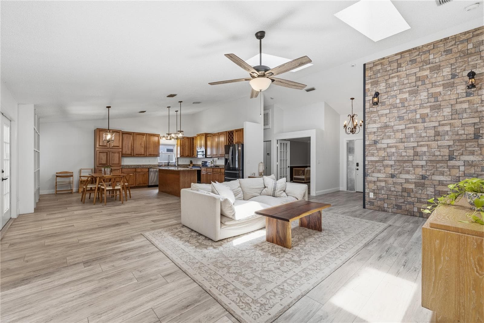1570 Club Dr photo 4