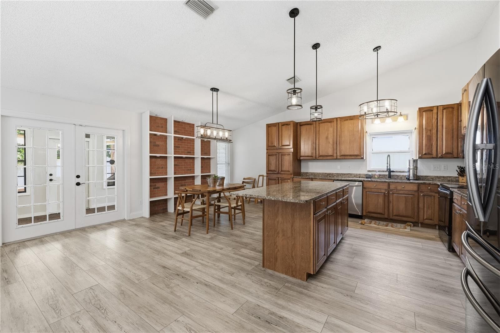 1570 Club Dr photo 5