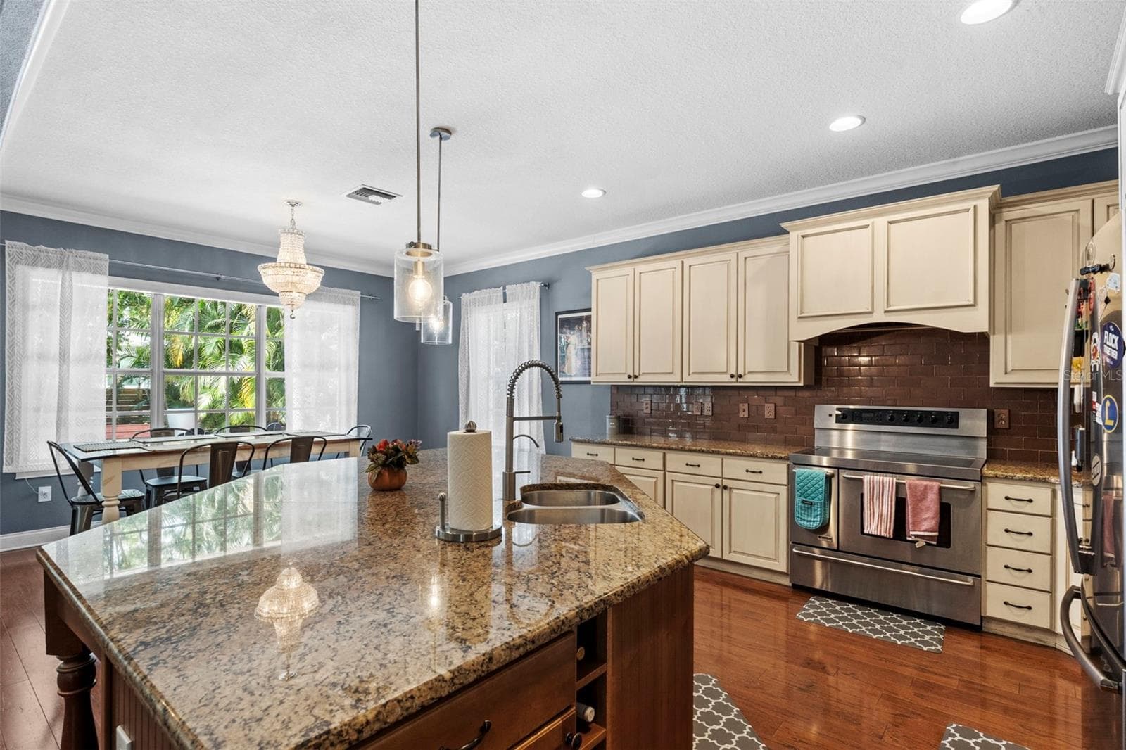 3317 W Leona St photo 3