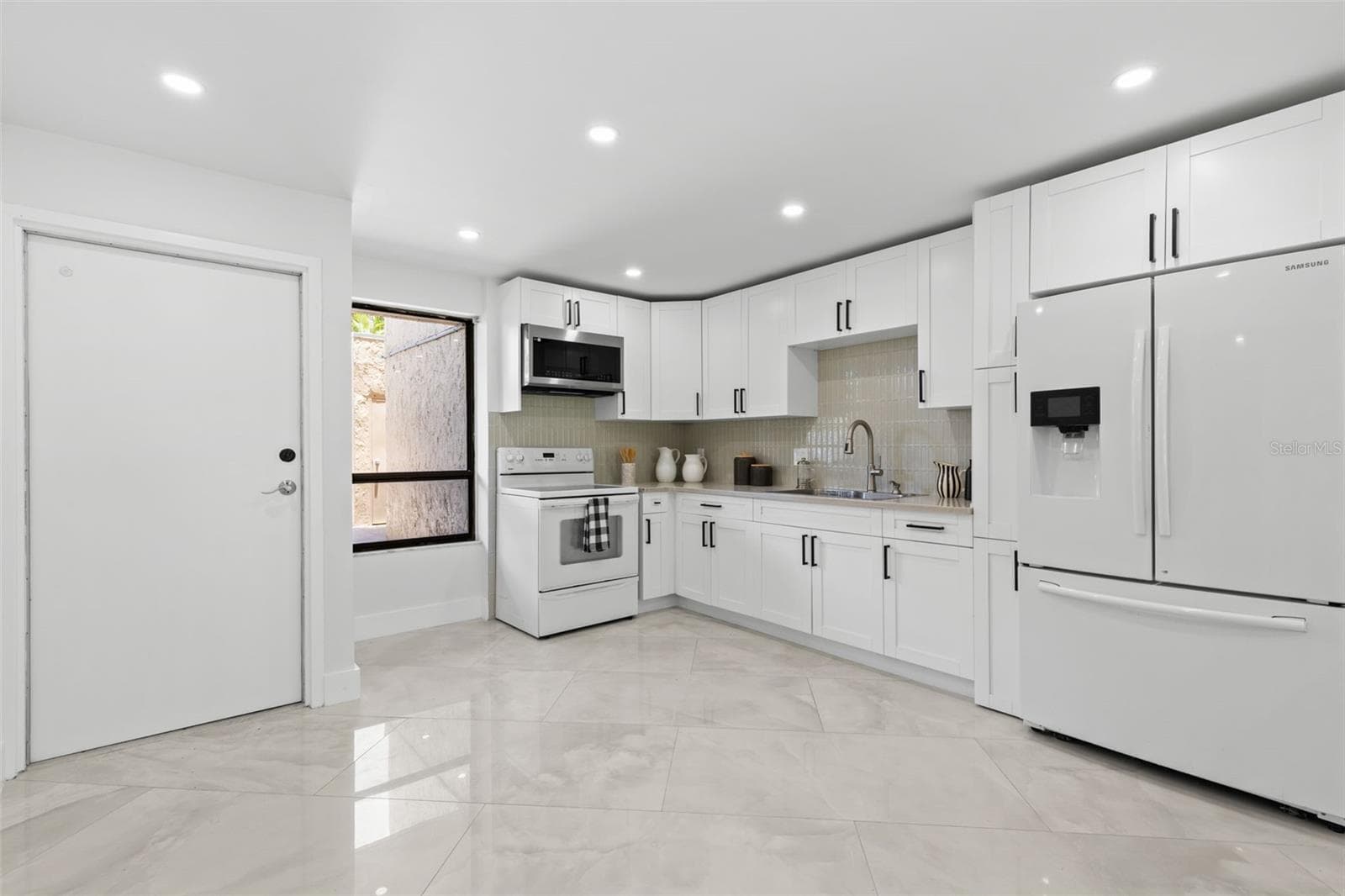 2614 Cove Cay Dr #106 photo 4