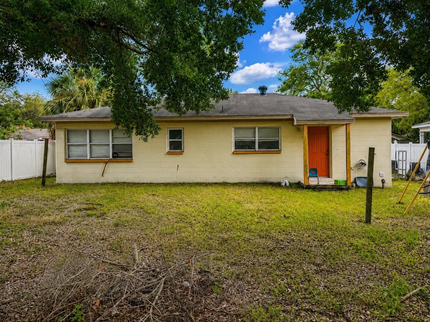 712 N Castle CT photo 2