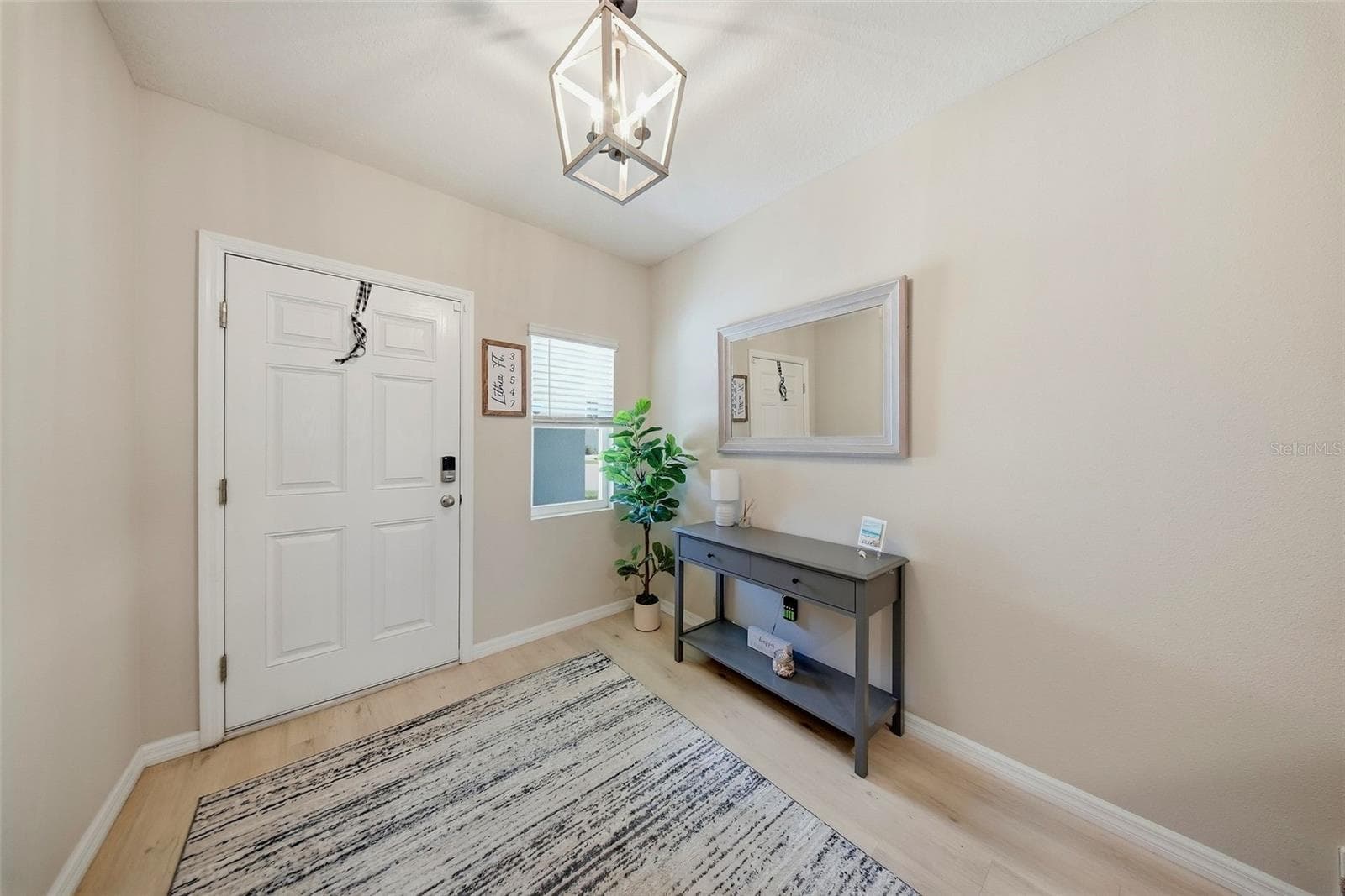 12953 Camarillo Pl photo 3