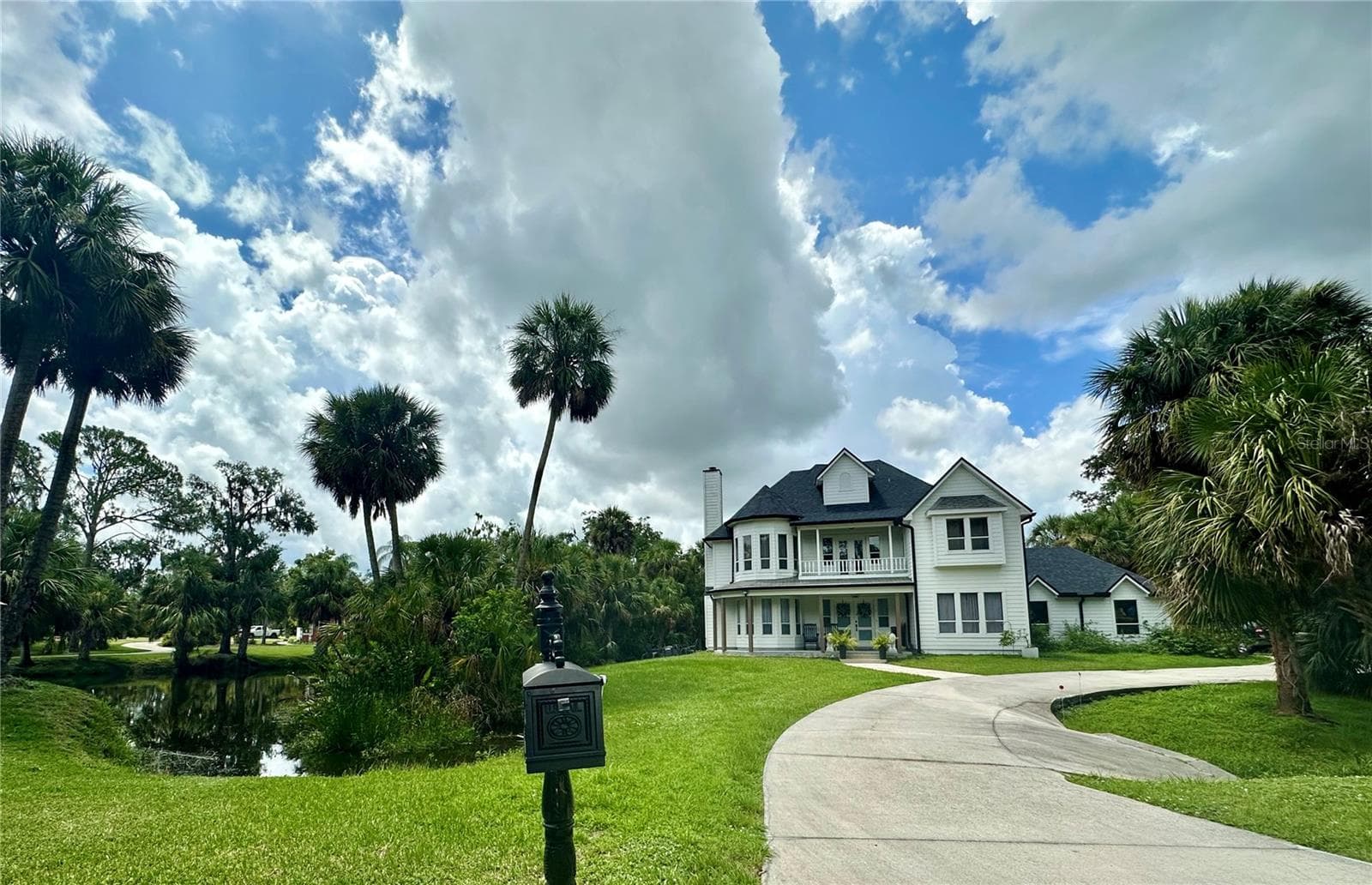 1587 Firethorne Lakes Dr photo 2