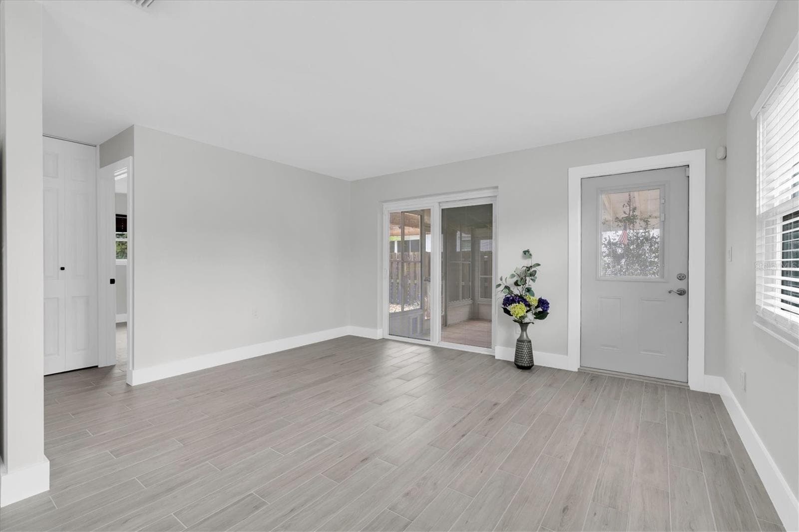 4201 Des Moines St NE photo 3