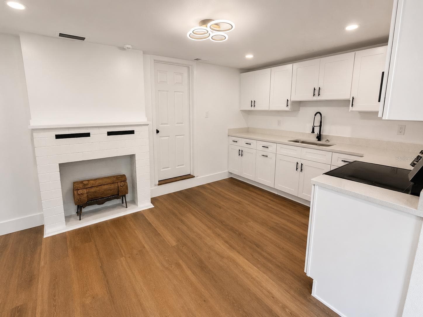 7211 James St photo 3