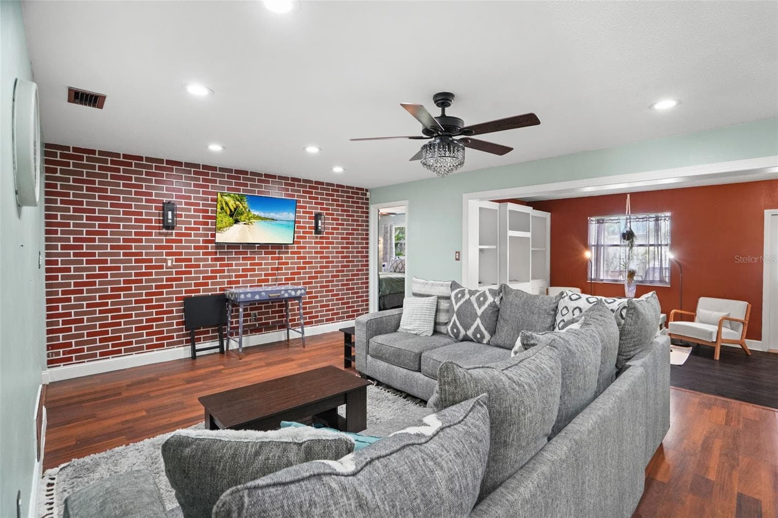 1564 Santa Monica Dr photo 3