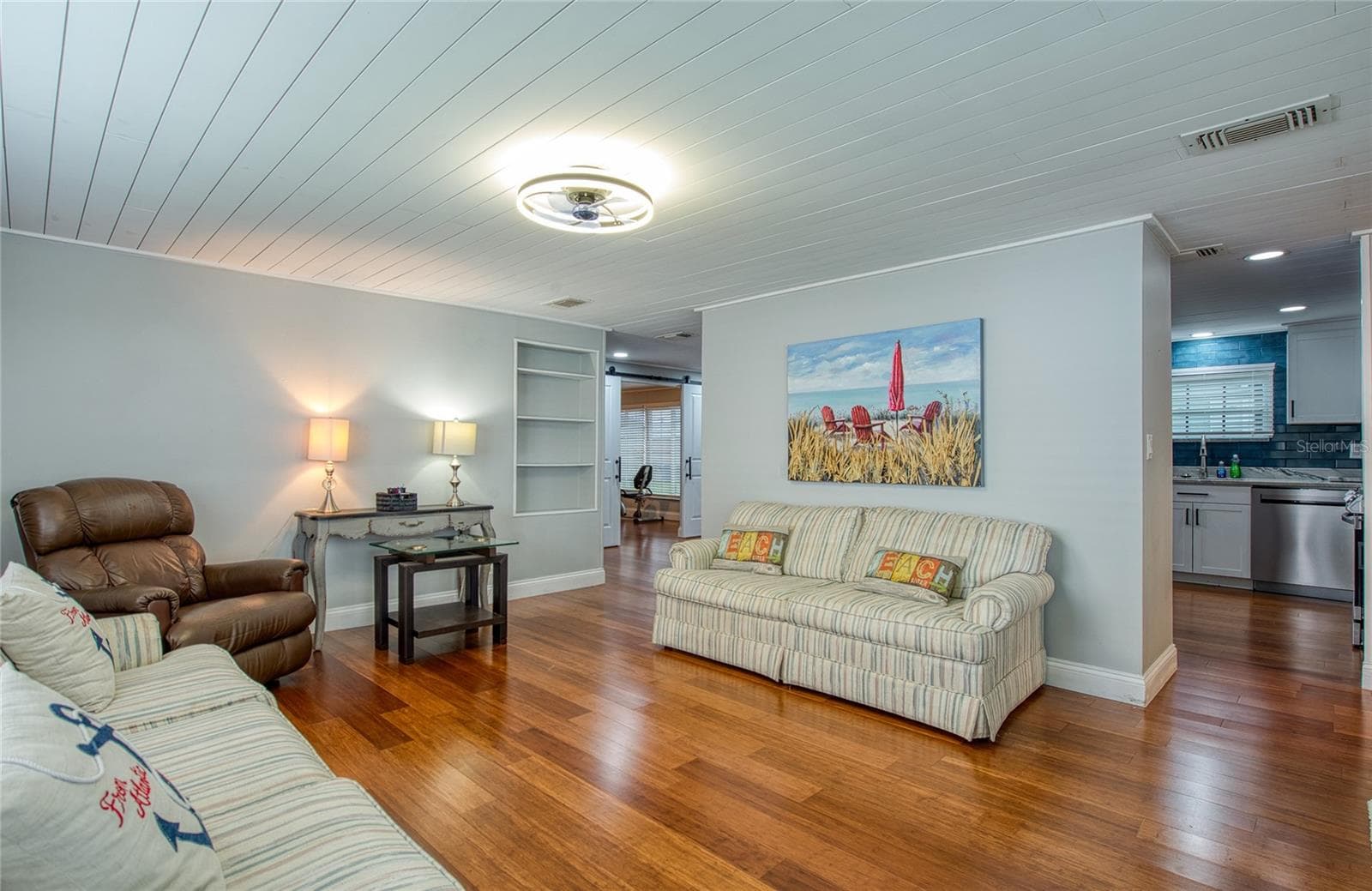 407 Dolphin Dr S photo 2