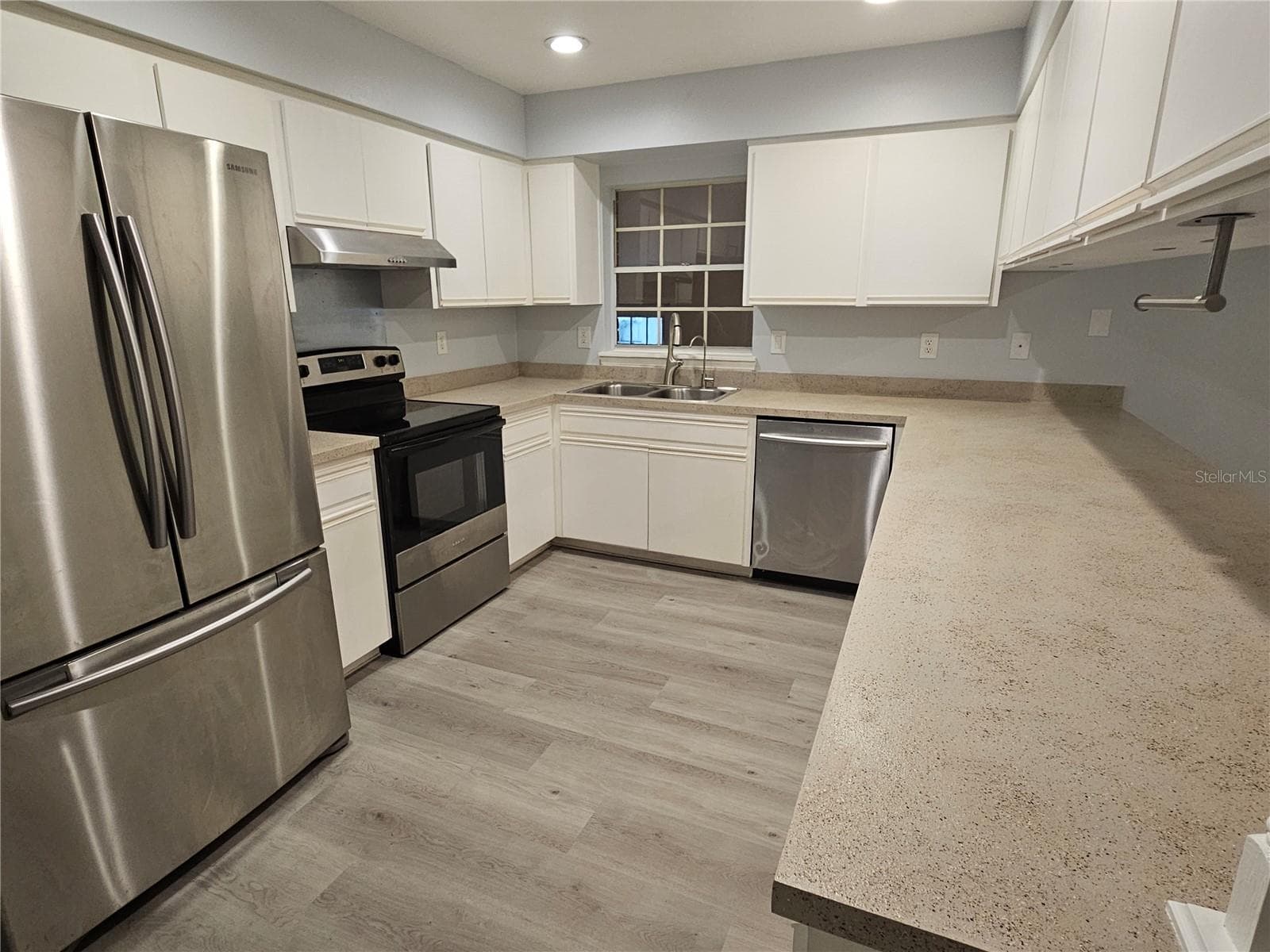 22360 Southshore Dr photo 4