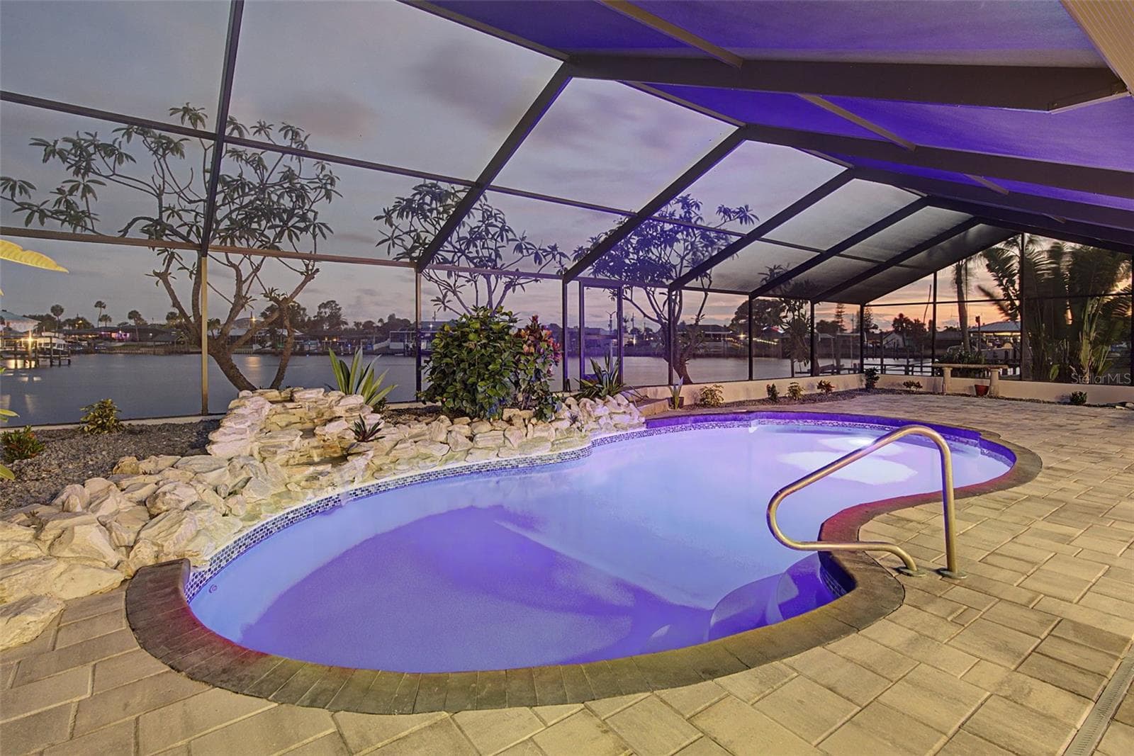 728 Spanish Main Dr photo 2