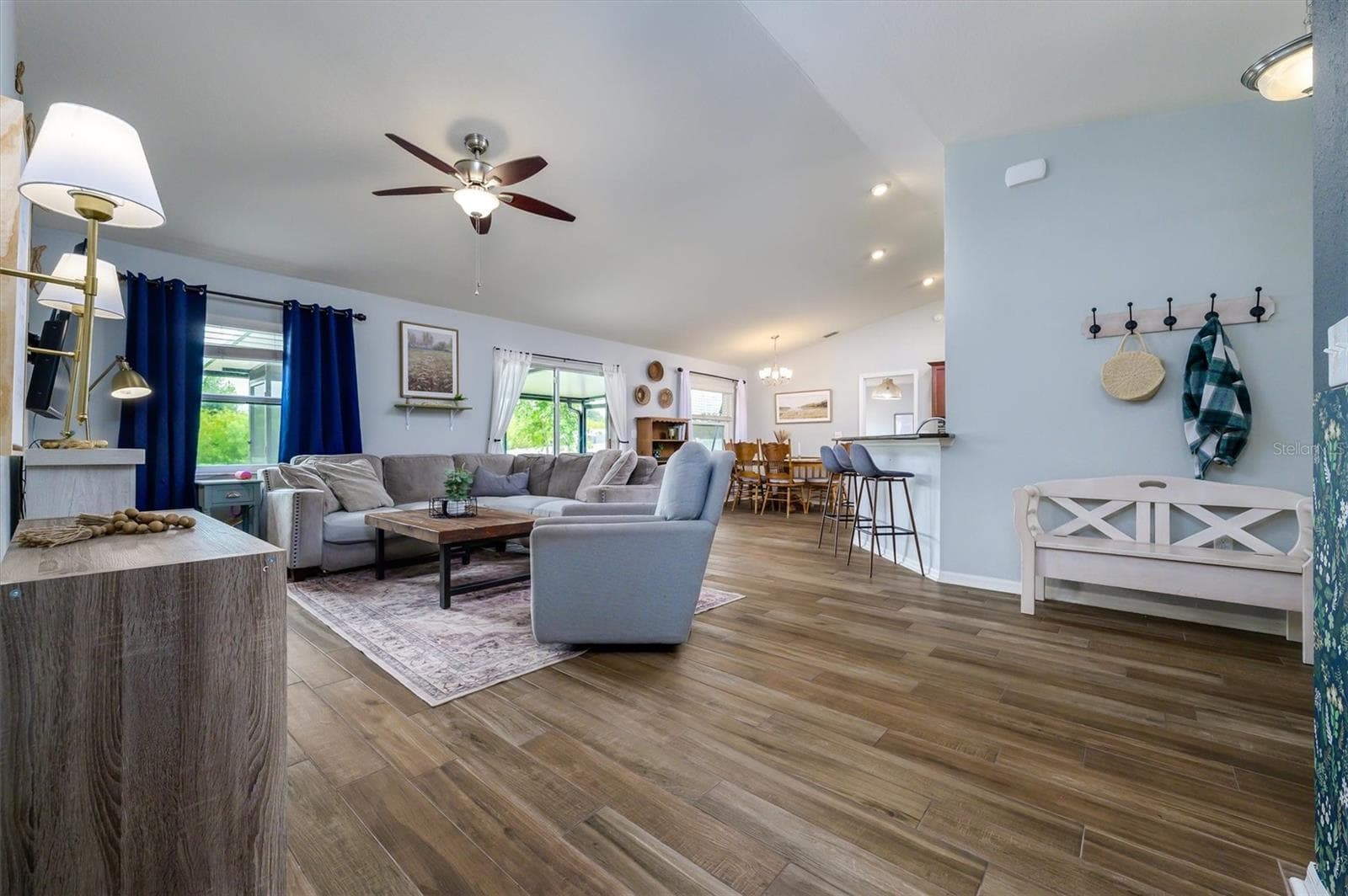 708 Tower Grove Dr photo 3