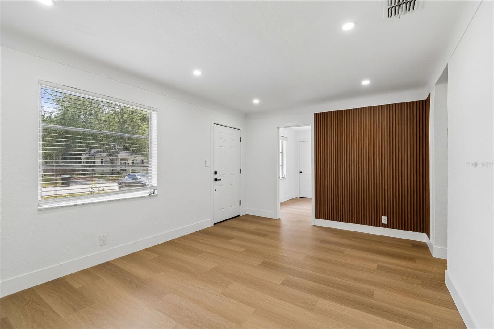 517 Hampton Ave NE photo 3
