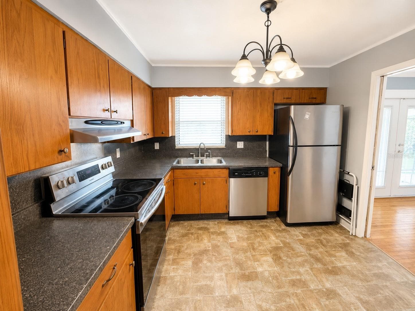 409 Montgomery Ave photo 4