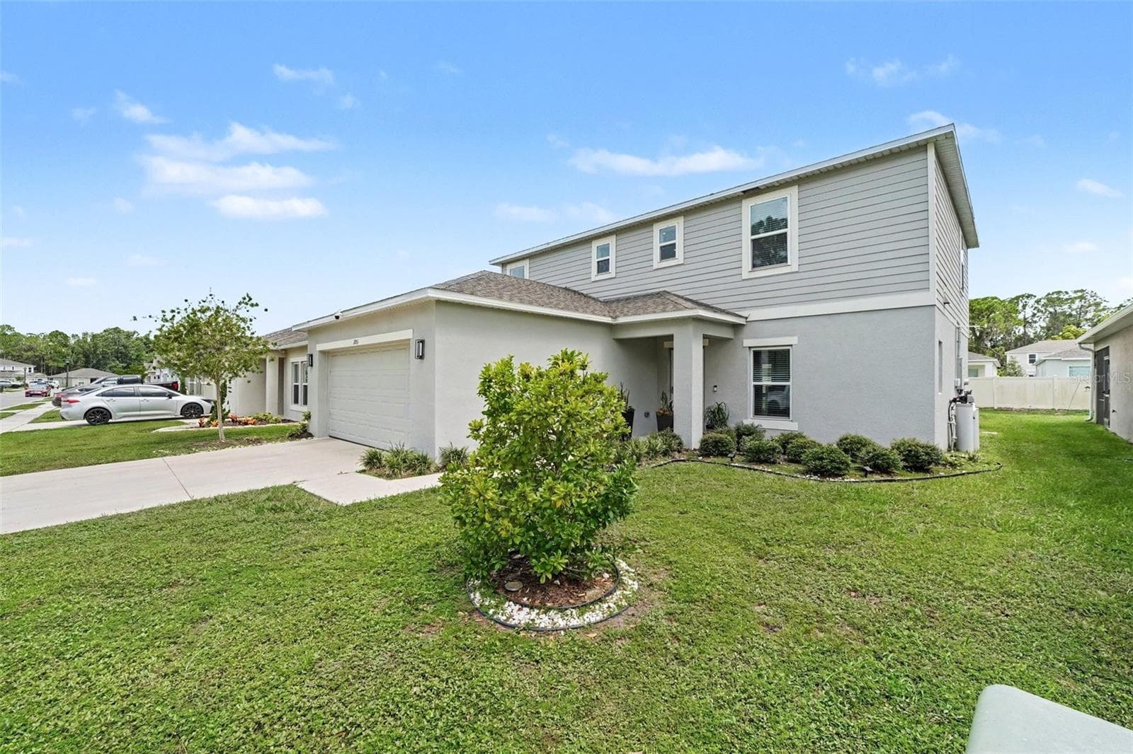 2051 Rosewood Cir photo 2