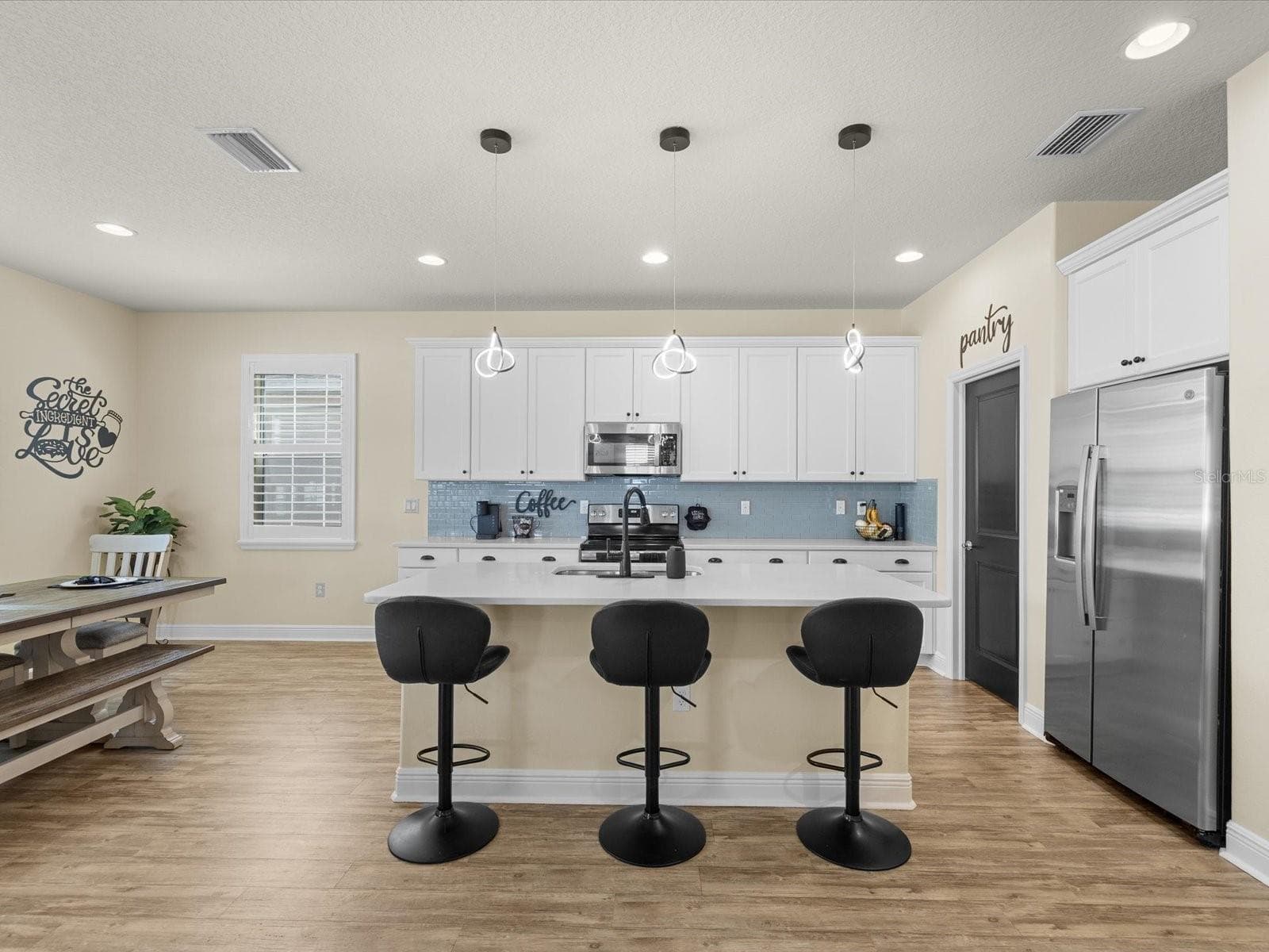 7117 Park Tree Dr photo 2