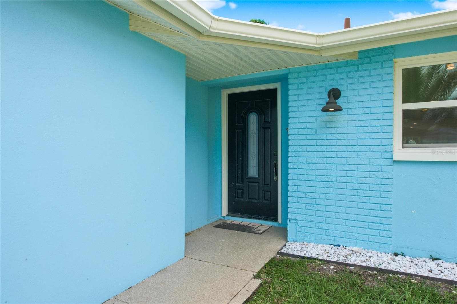 4930 Pompano Dr photo 2