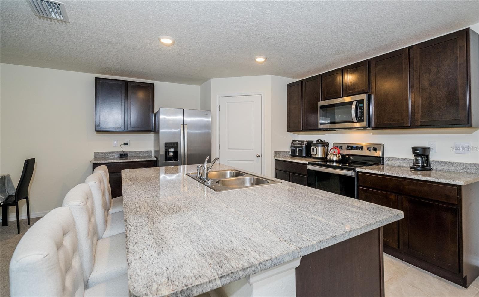 7590 Broad Pointe Dr photo 2