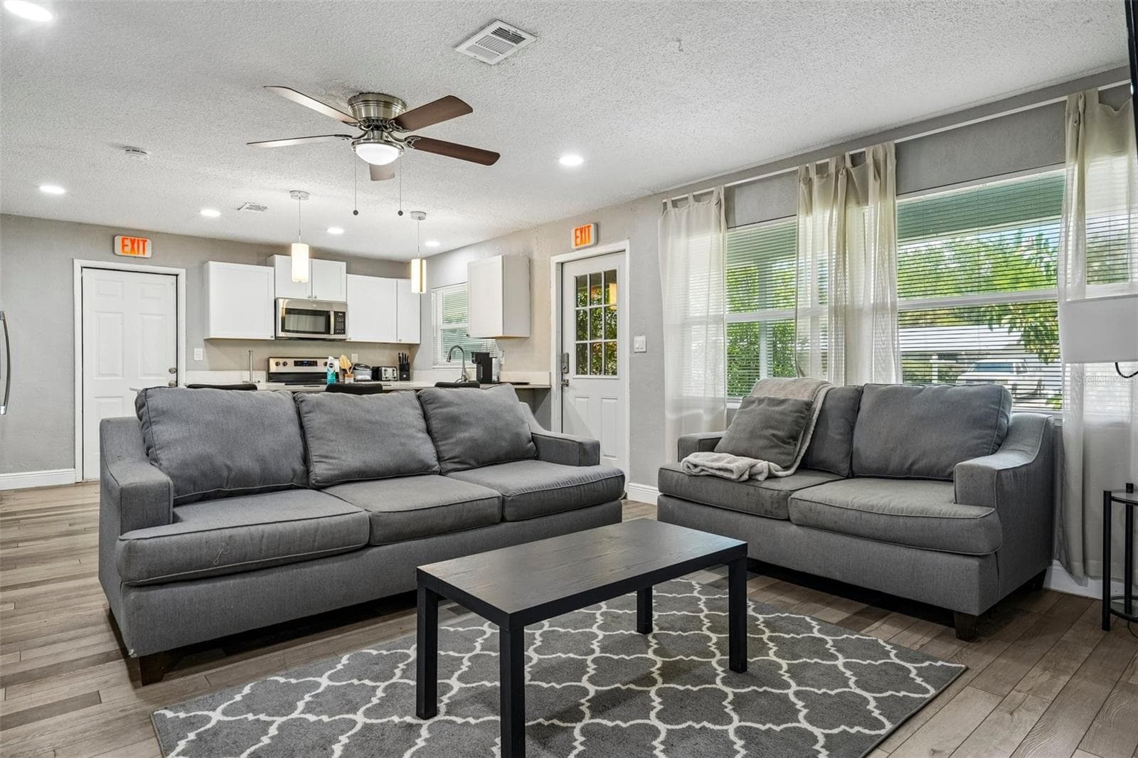 520 Fairfax Ln photo 2