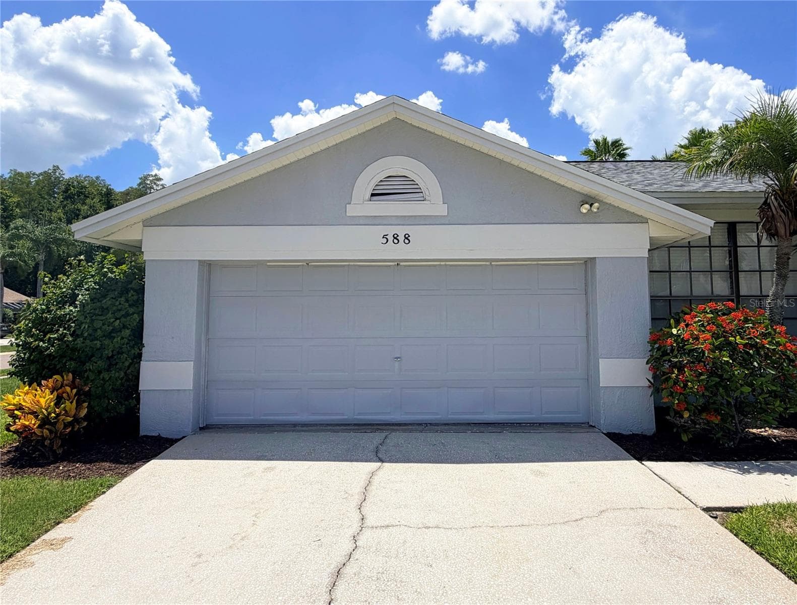588 Hollowtree Pl photo 2