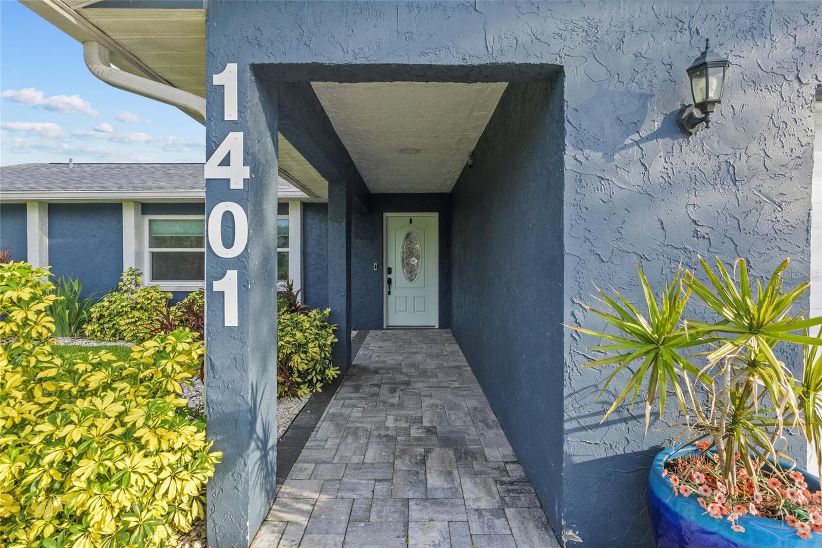 1401 Georgetowne Dr photo 4