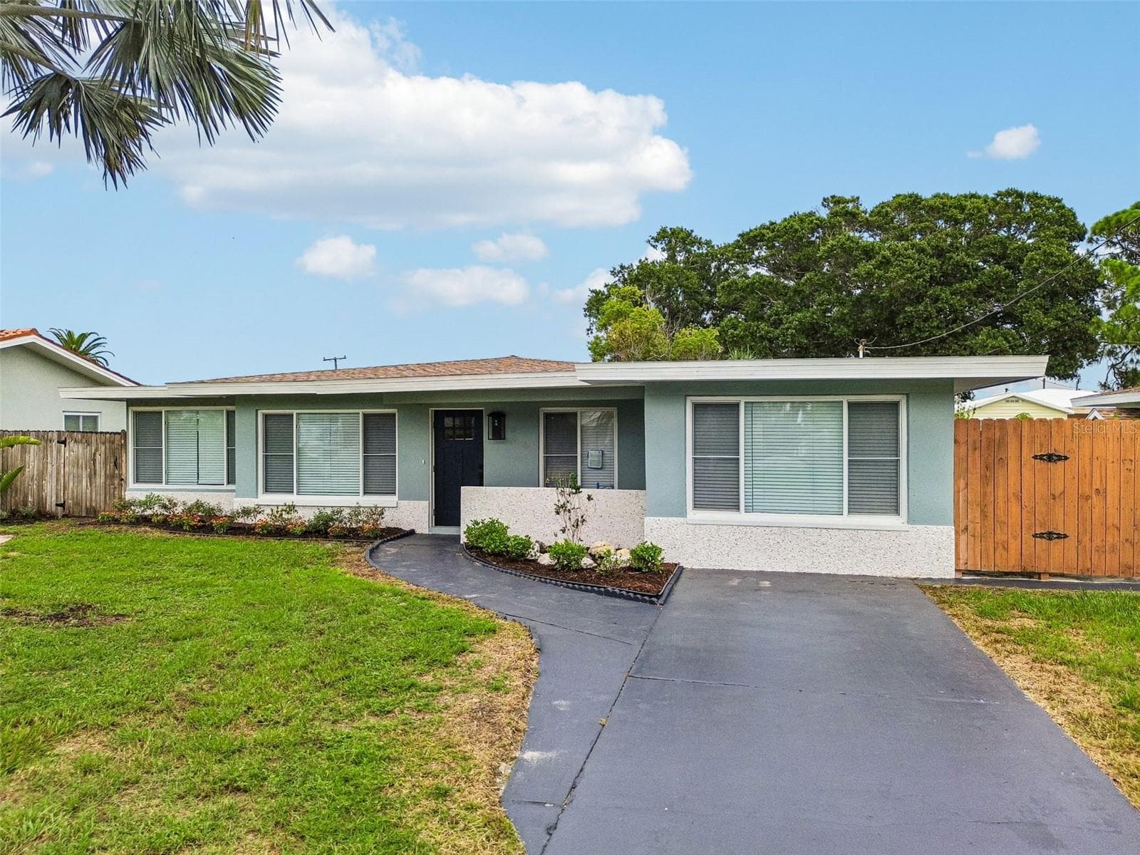 403 Driftwood Dr W photo 2
