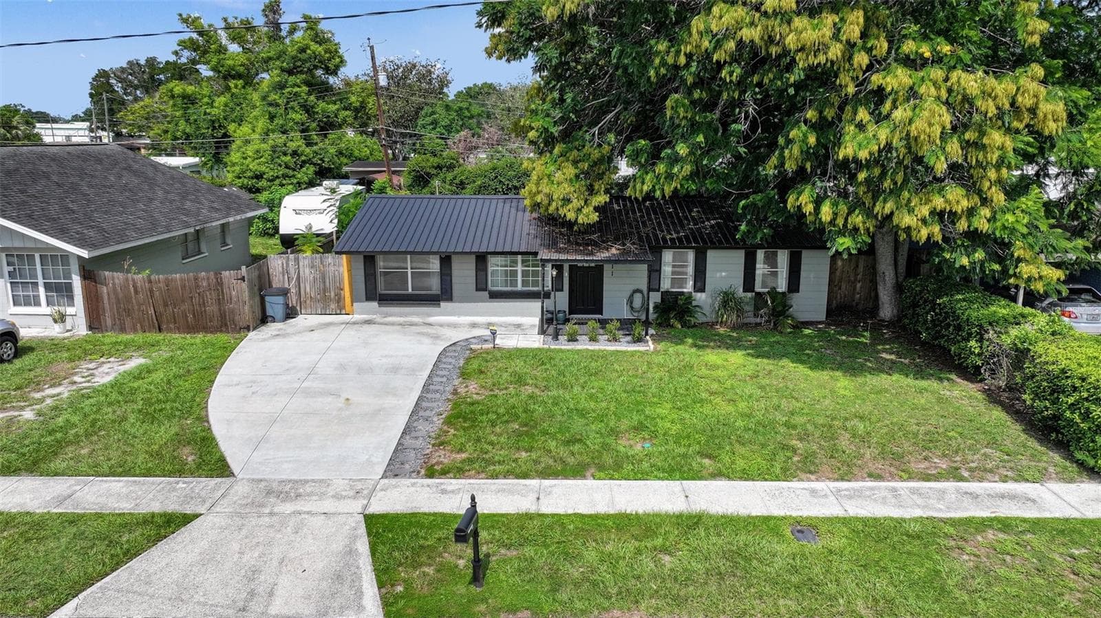 1611 Smithfield Cir W photo 2