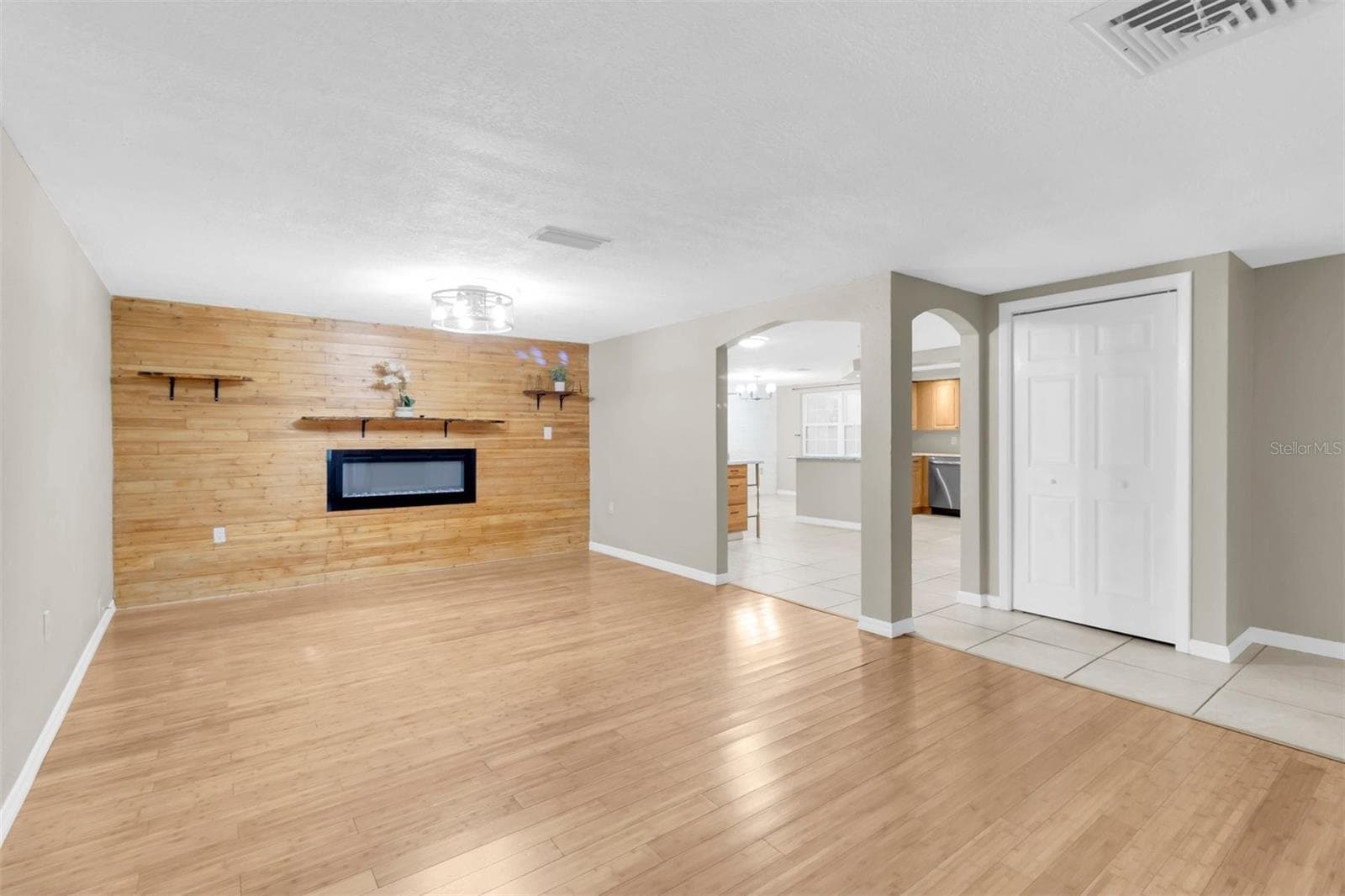 9203 Greenbriar Ln photo 5