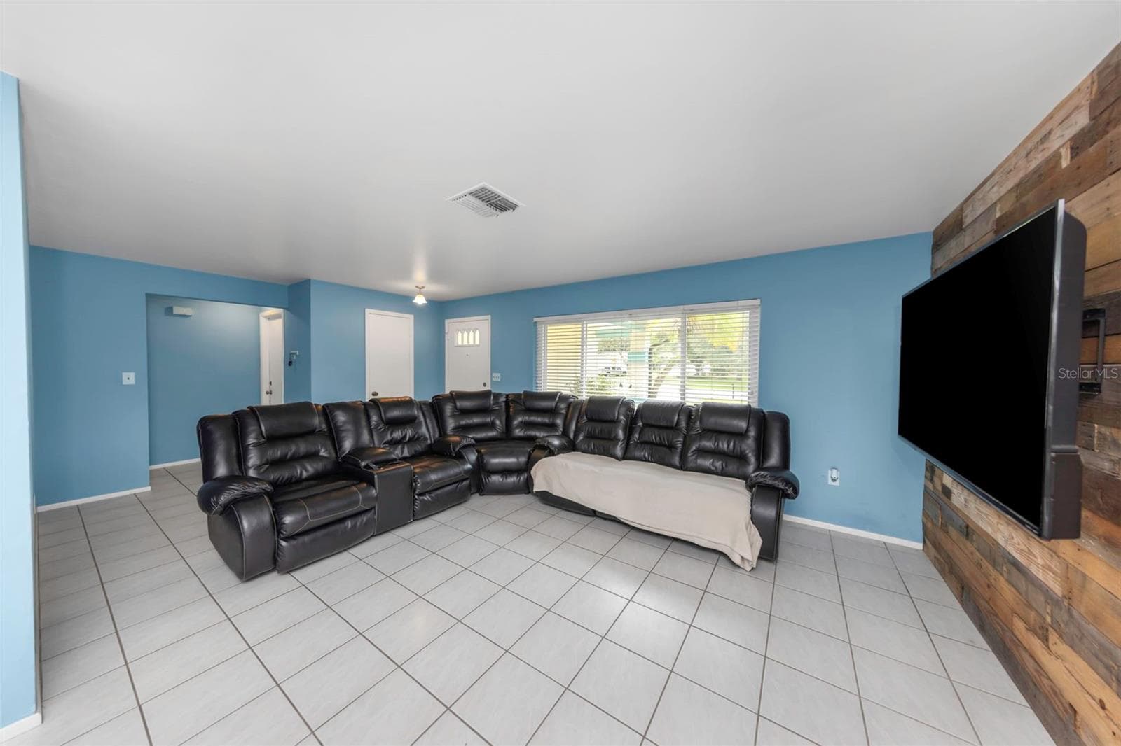9237 Amazon Dr photo 3
