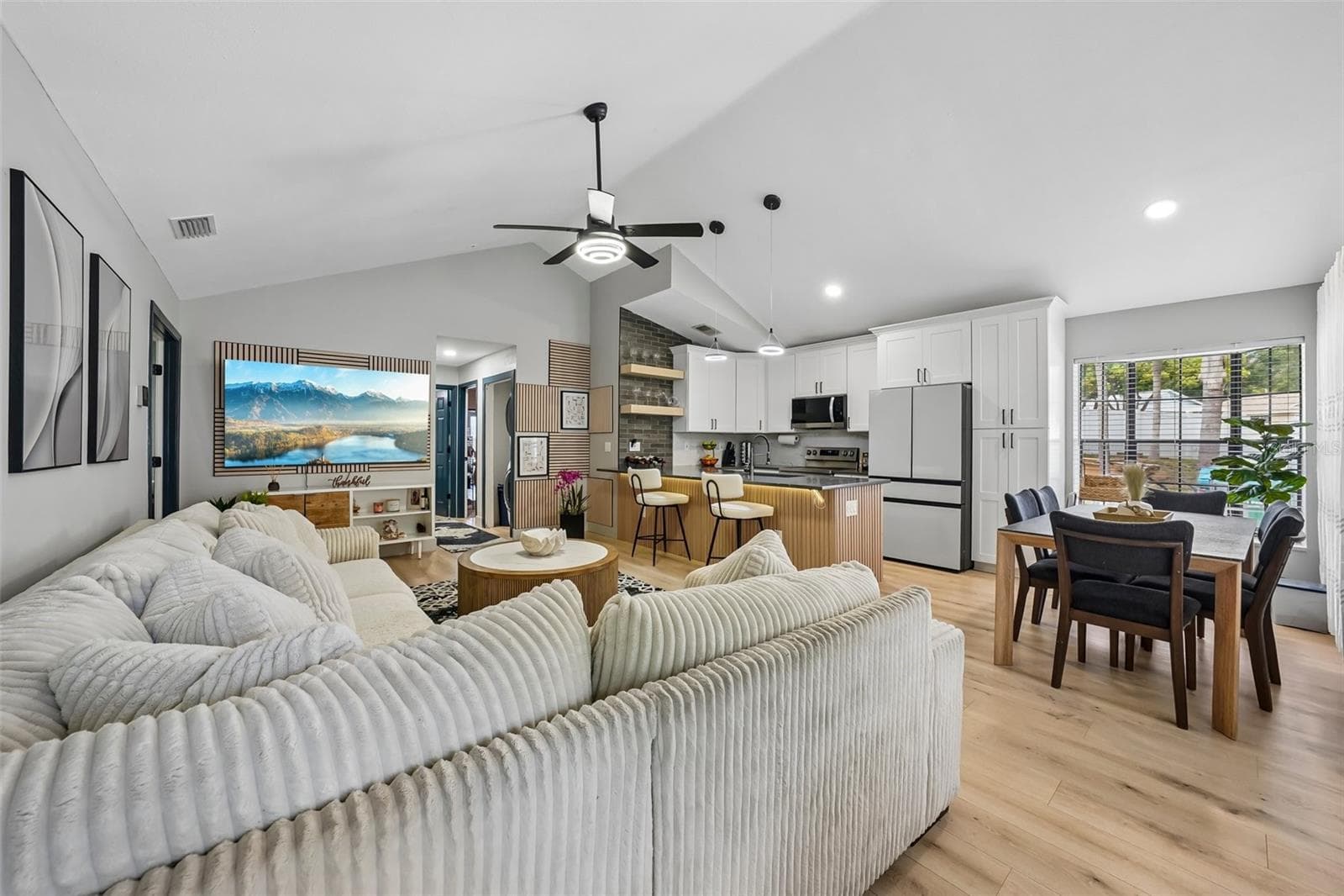 3376 Shorncliffe Ln photo 2