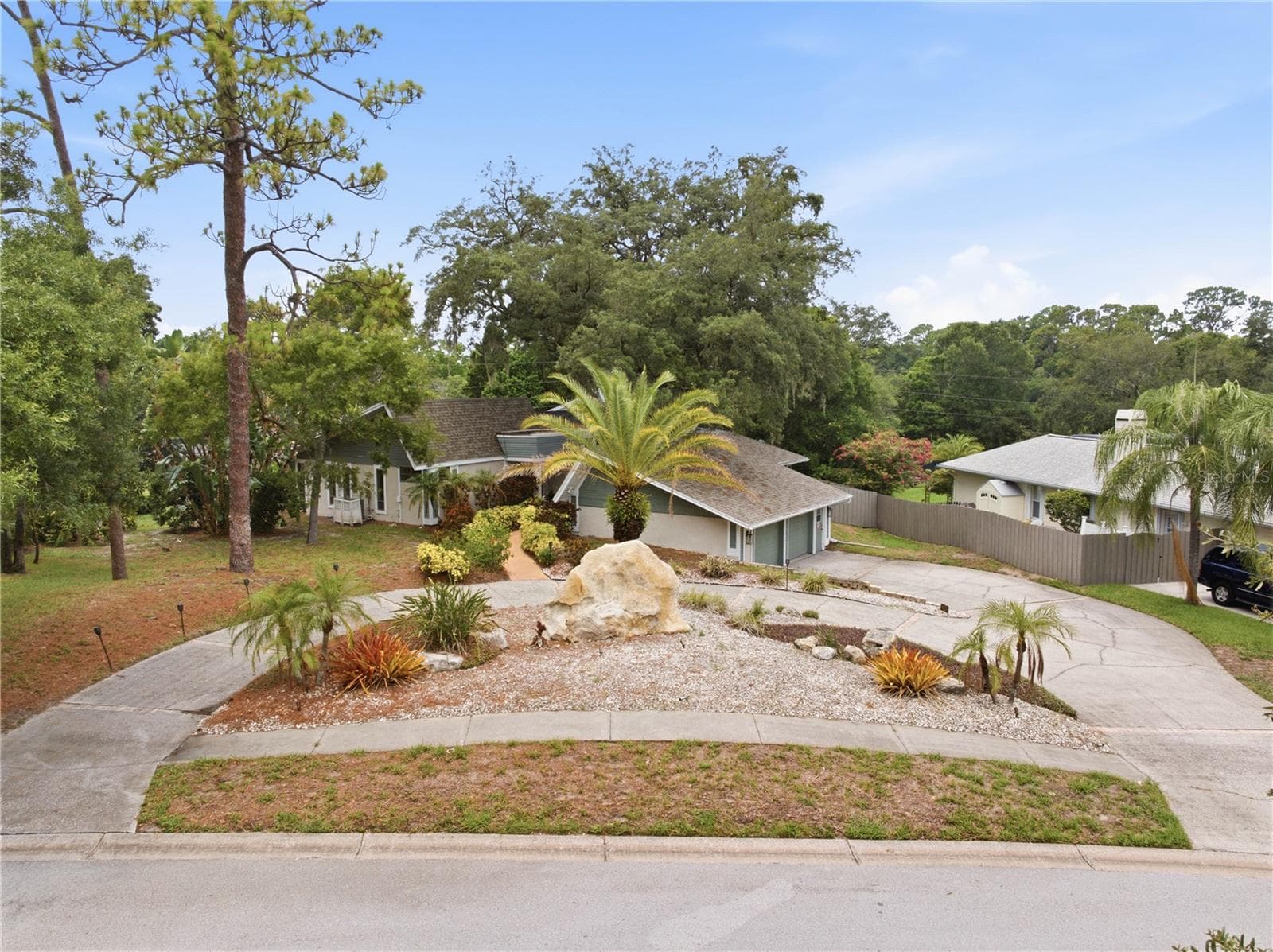 2860 Briarwood Ln photo 2