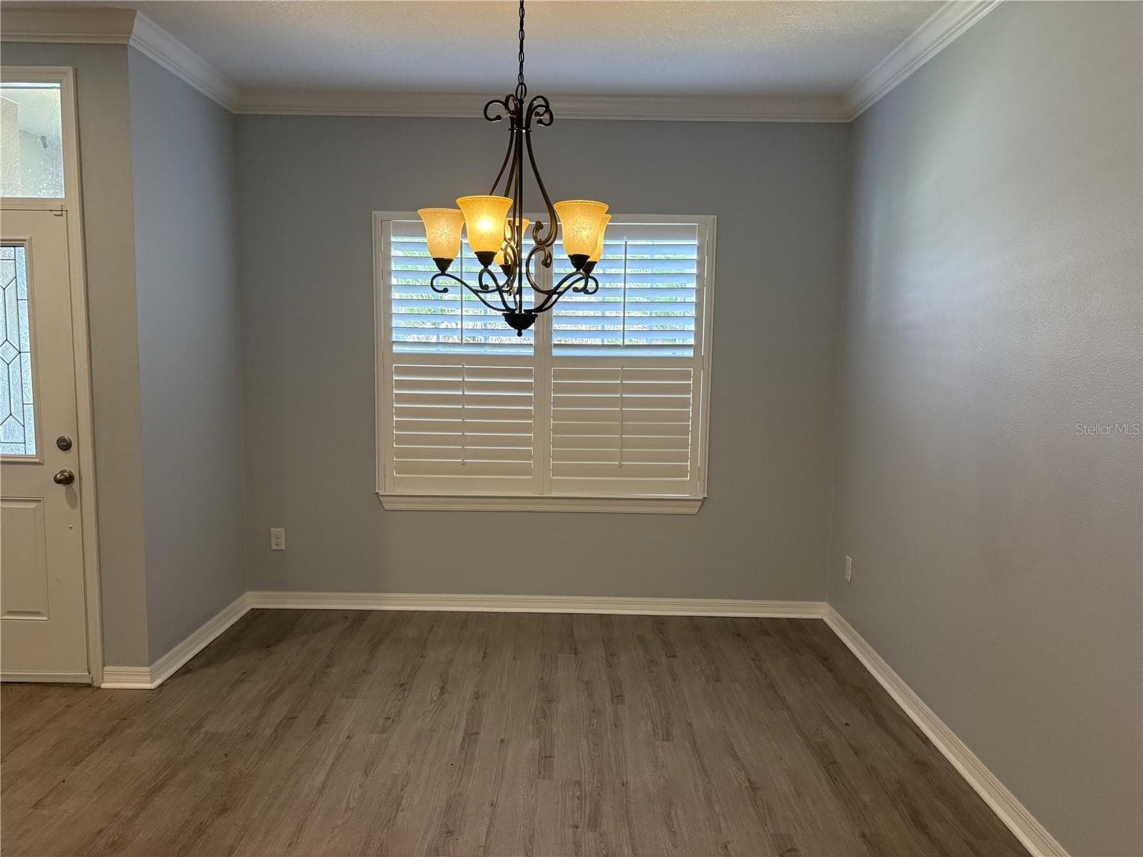 2118 Edgewater Cir photo 4