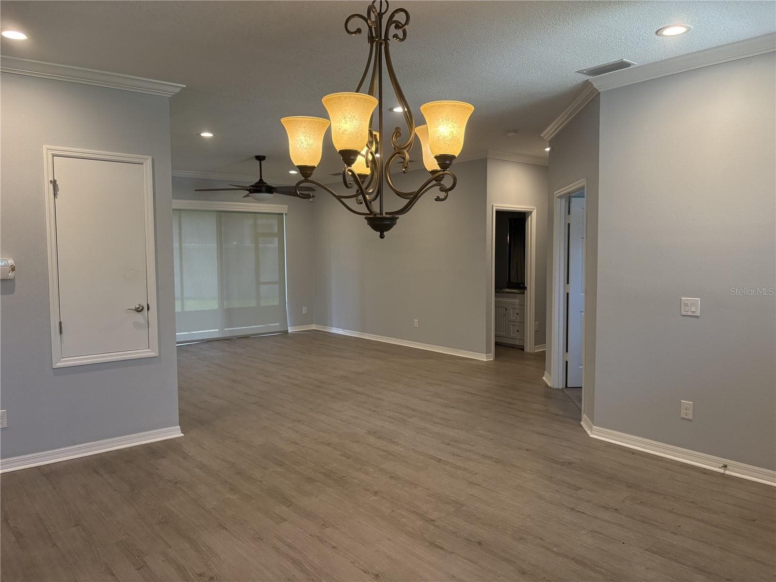 2118 Edgewater Cir photo 5
