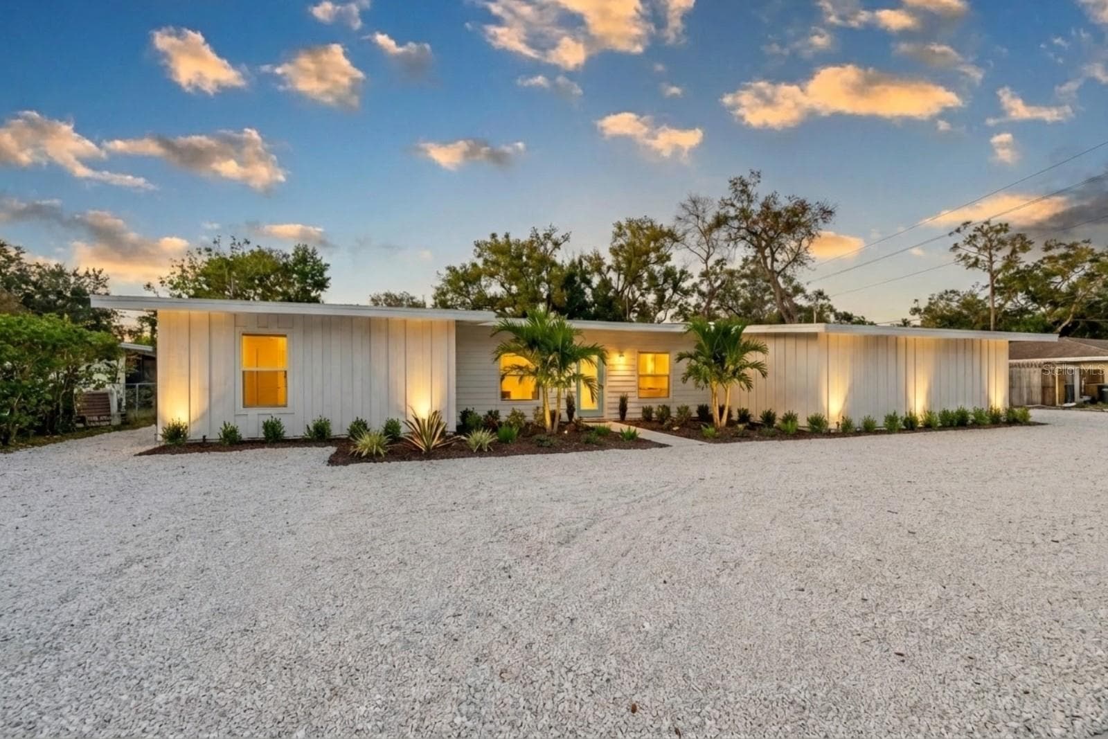 2069 Bougainvillea St photo 2