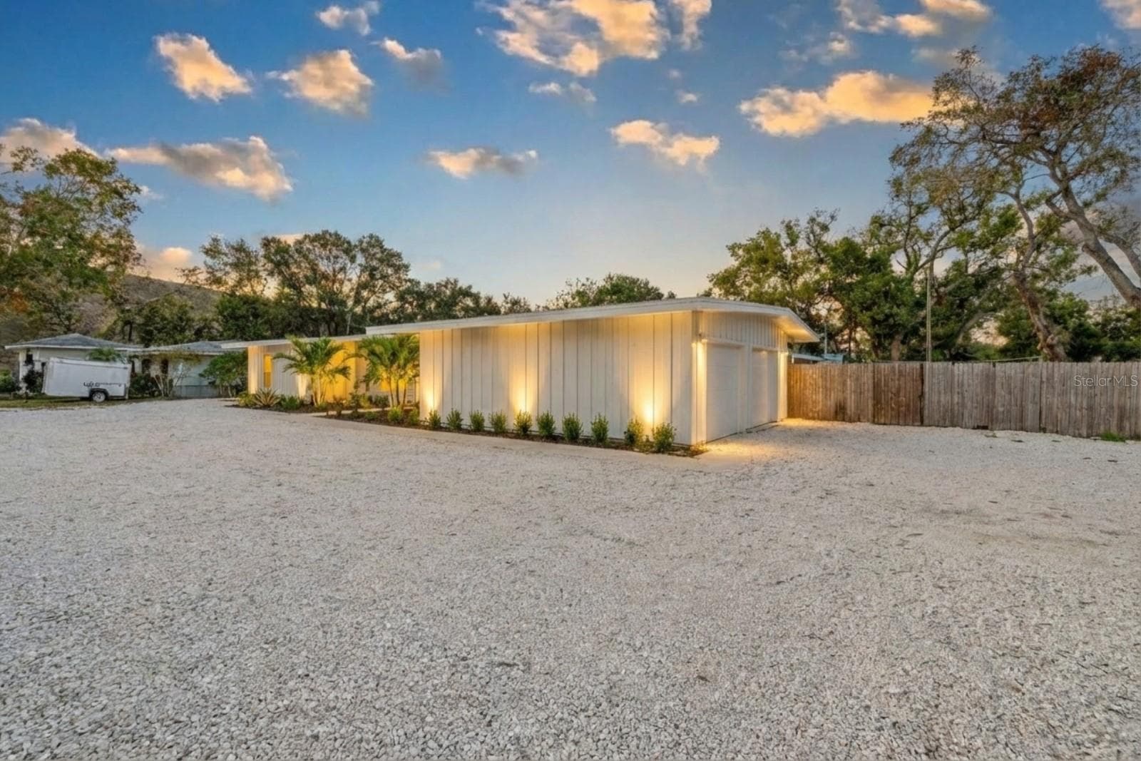 2069 Bougainvillea St photo 3
