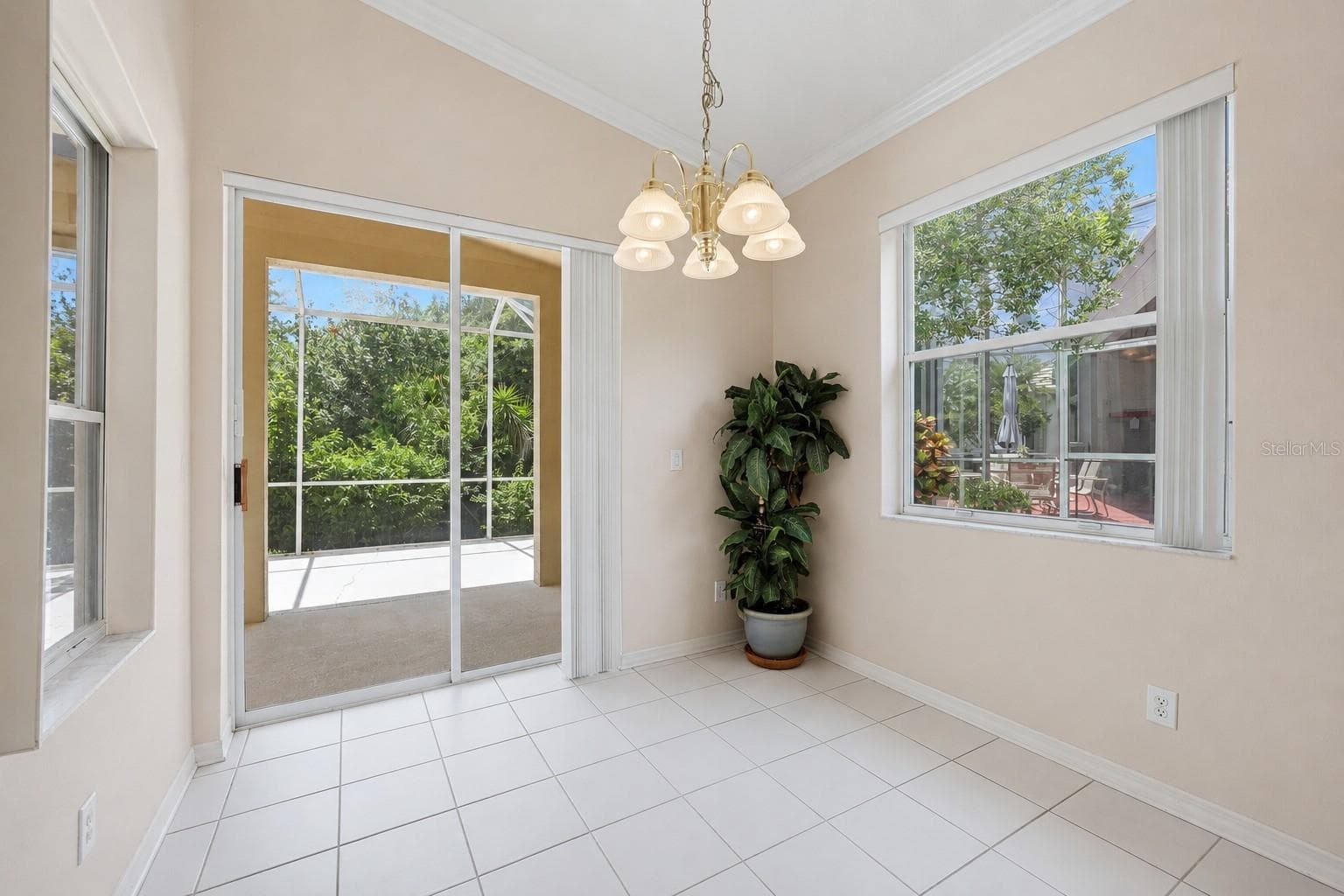 8492 Idlewood CT photo 4