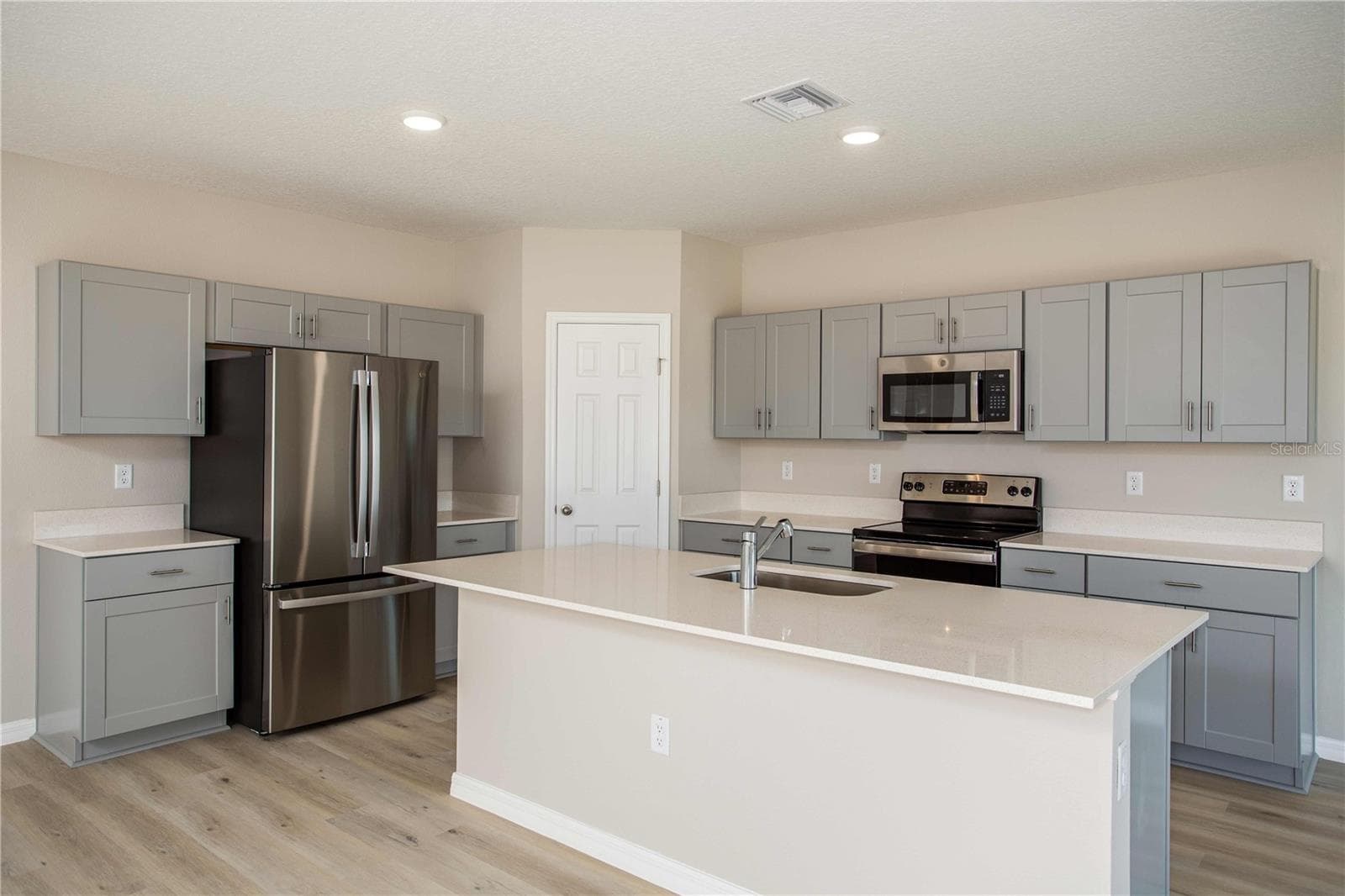 5390 San Pietro Dr photo 2