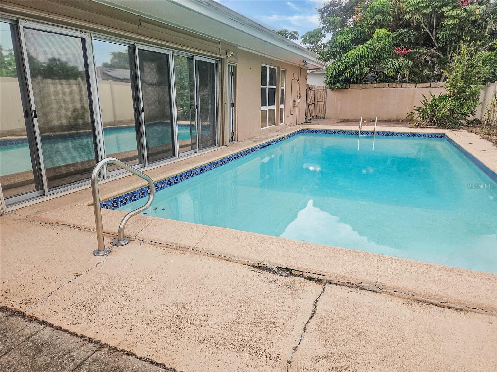 1820 Lombardy Dr photo 2