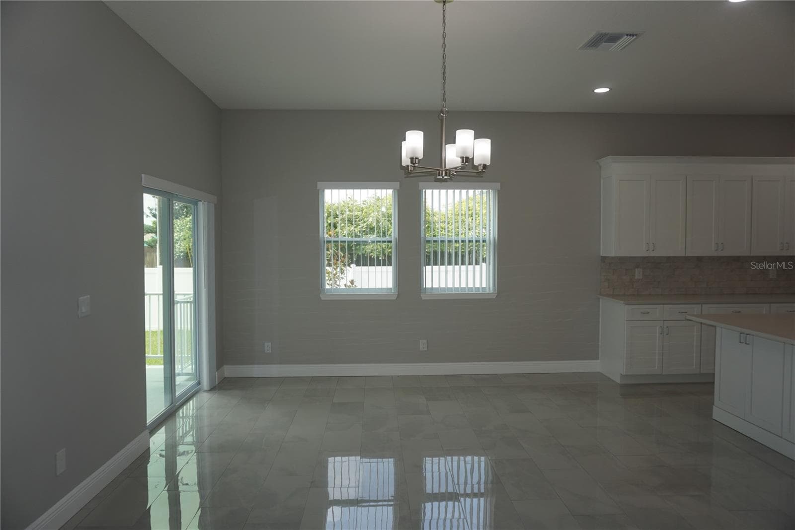 12572 Tree St photo 4