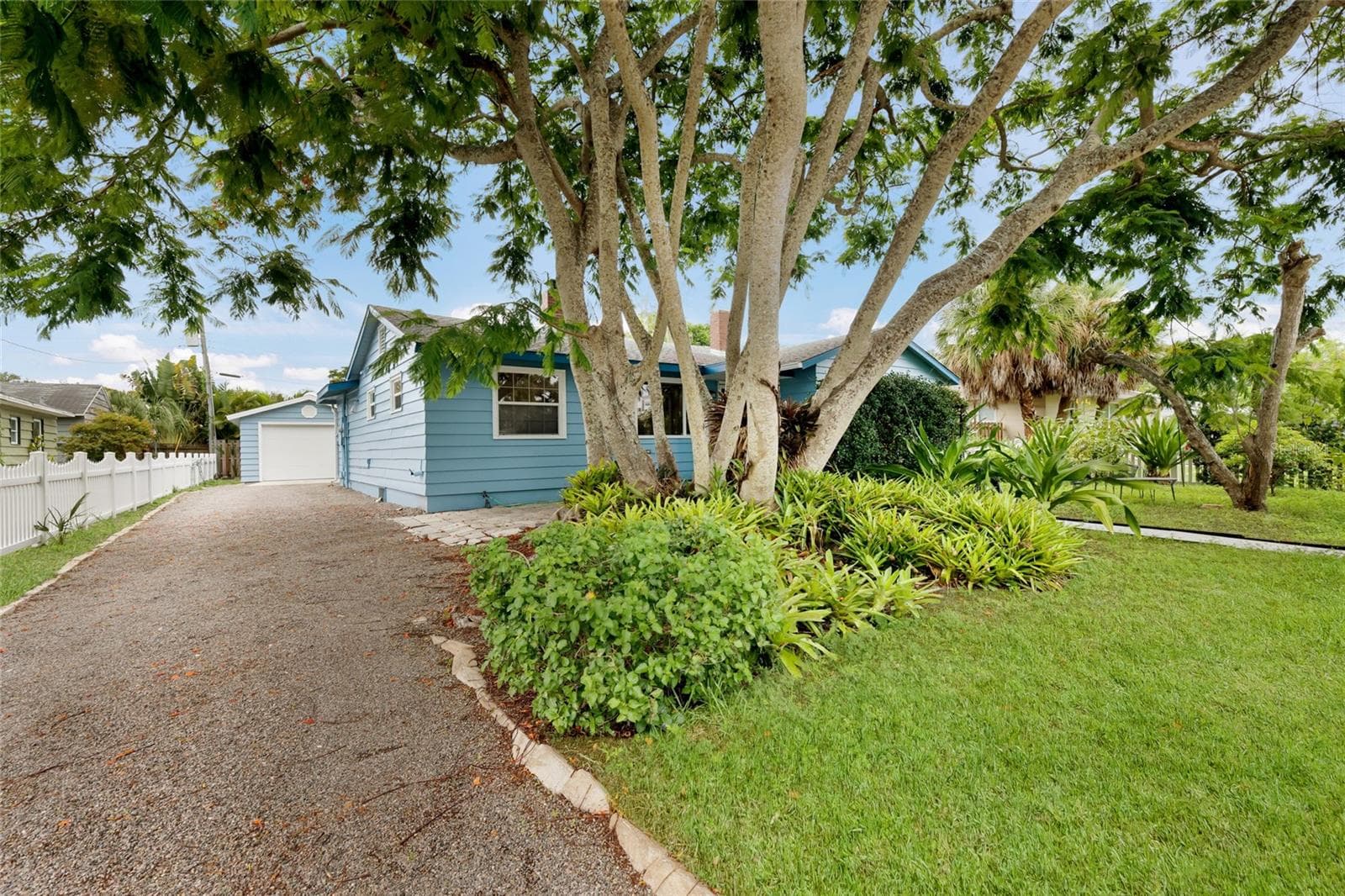 2070 Hyde Park St photo 2