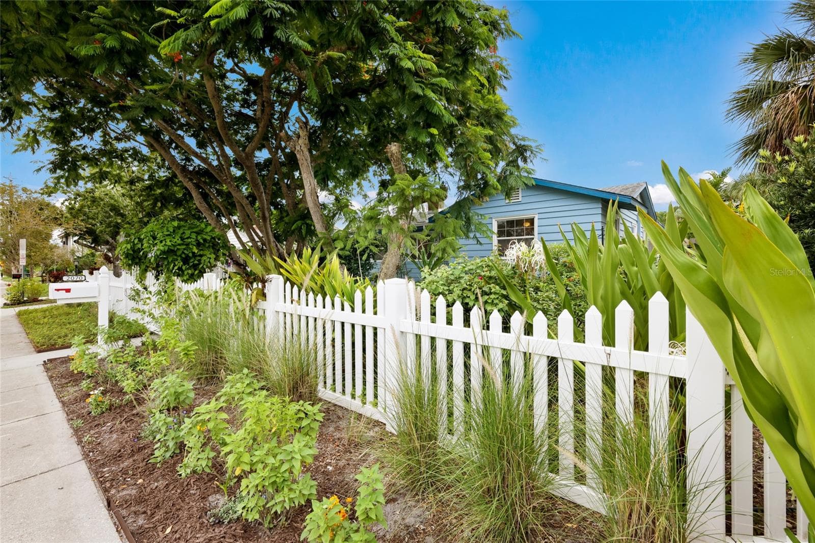 2070 Hyde Park St photo 5