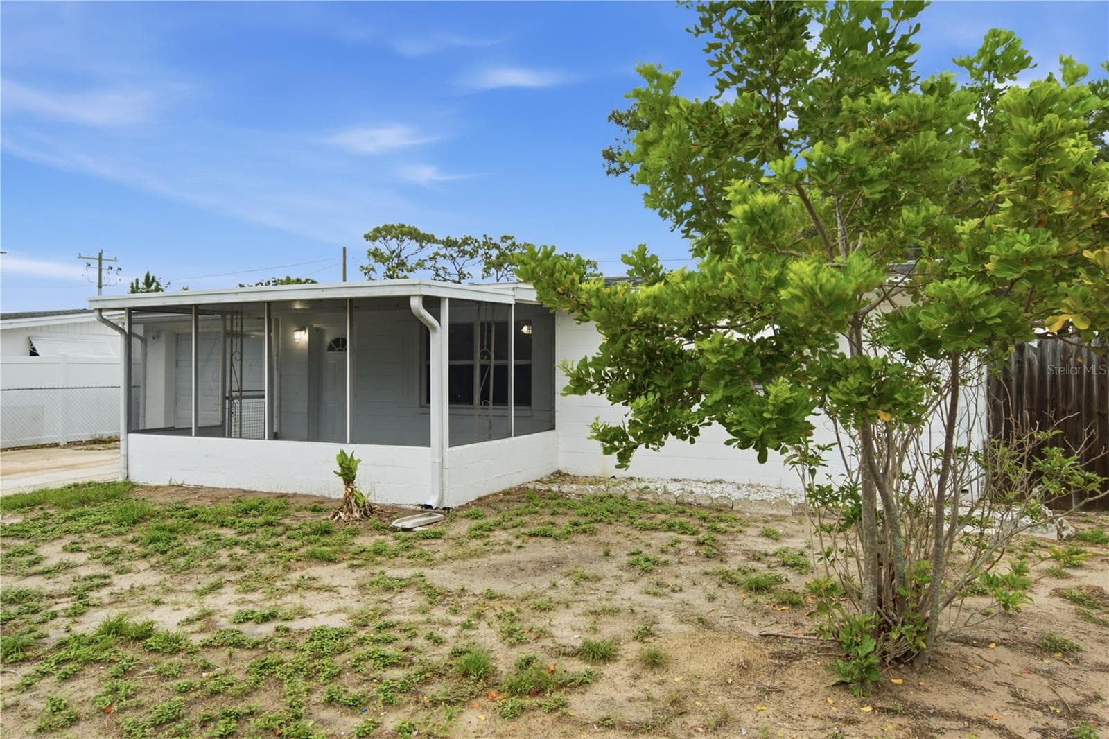 2122 Holiday Drive photo 2